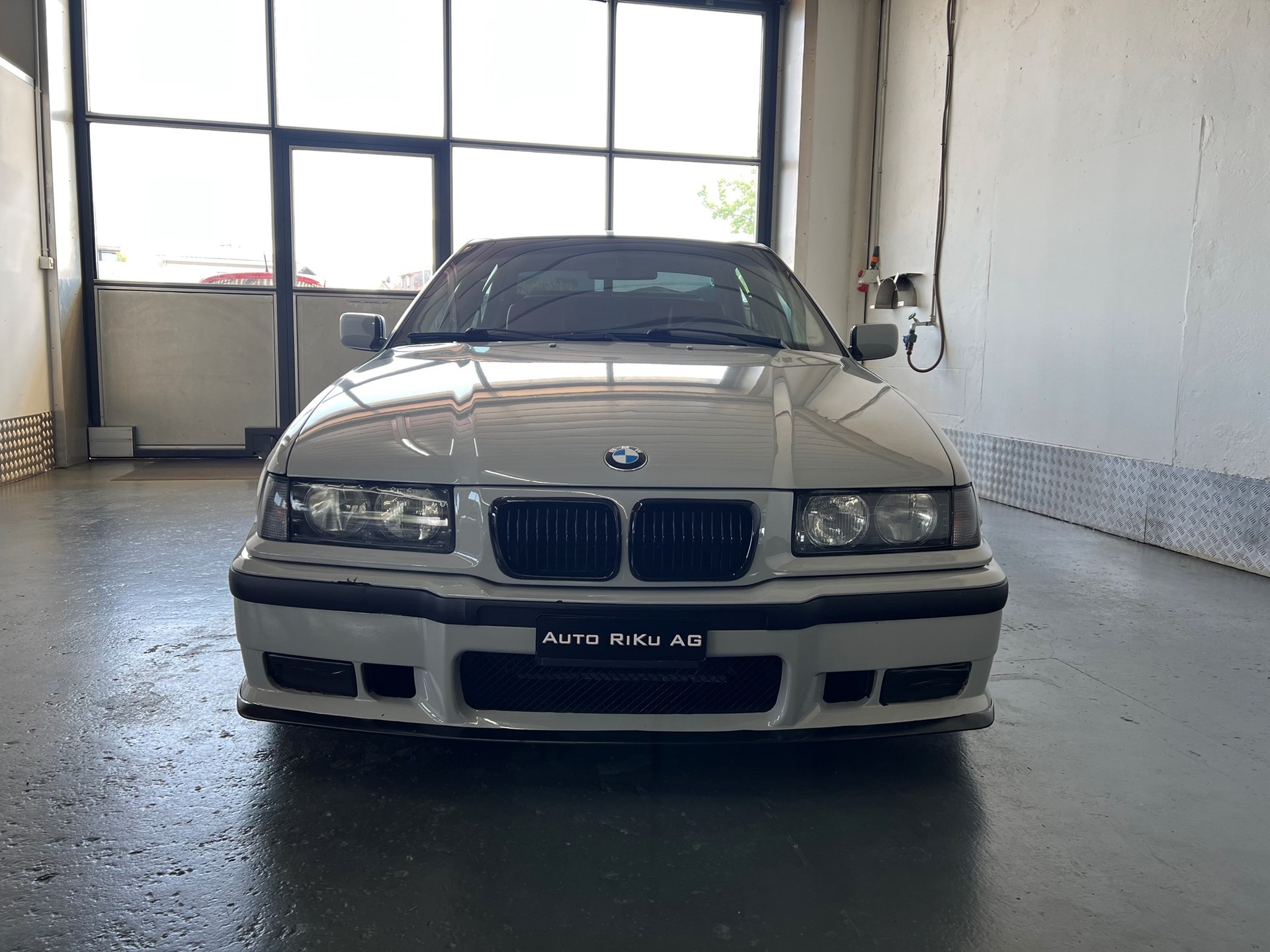 BMW 323i Sport Edition-image-4