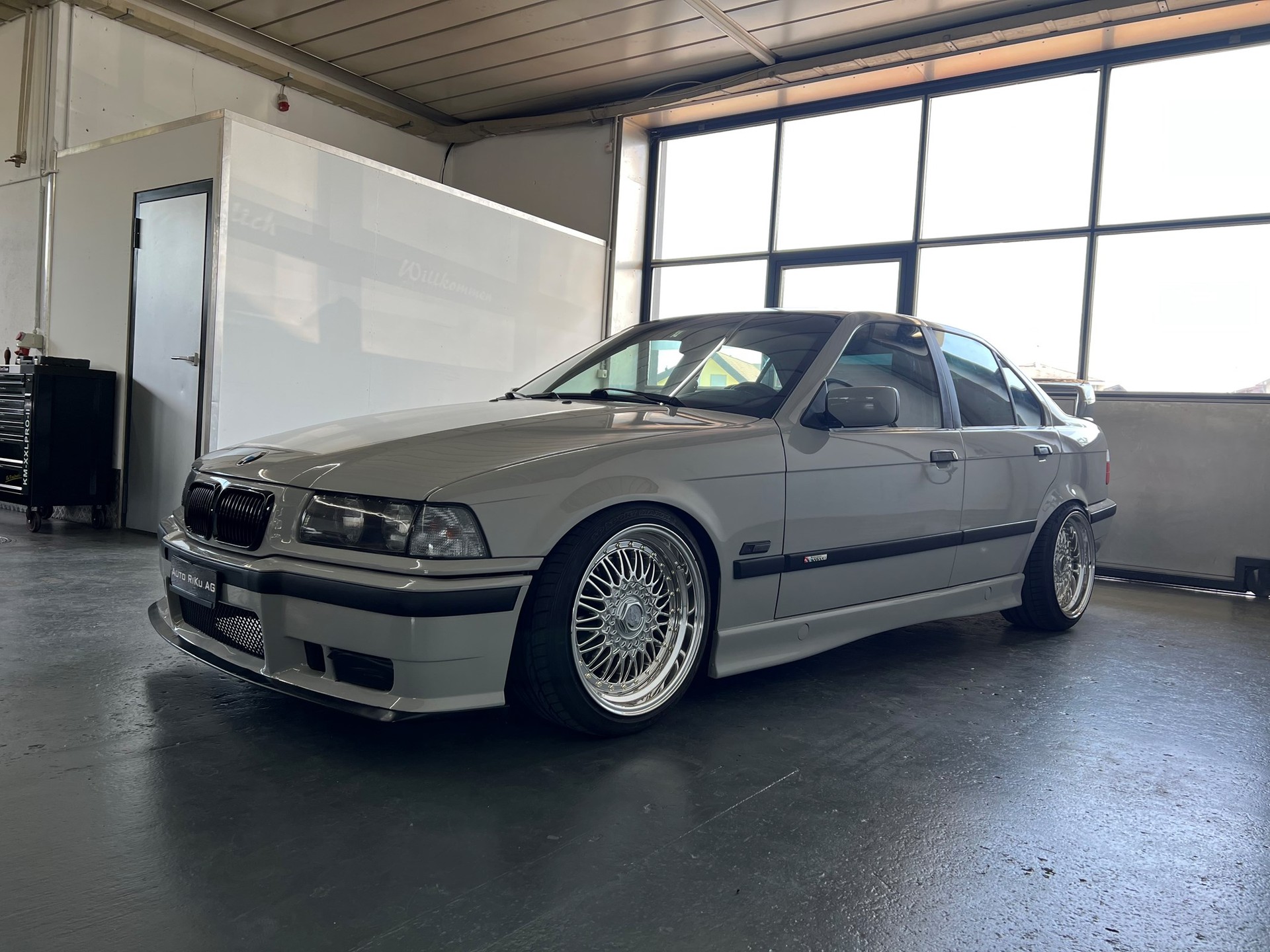 BMW 323i Sport Edition-image-6