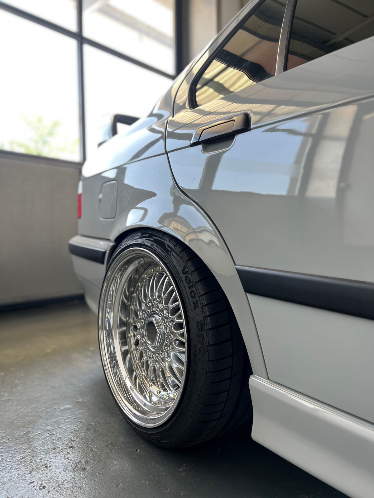 BMW 323i Sport Edition-image-8