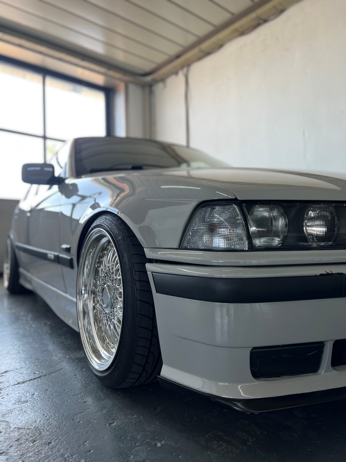 BMW 323i Sport Edition-showroom-element-2