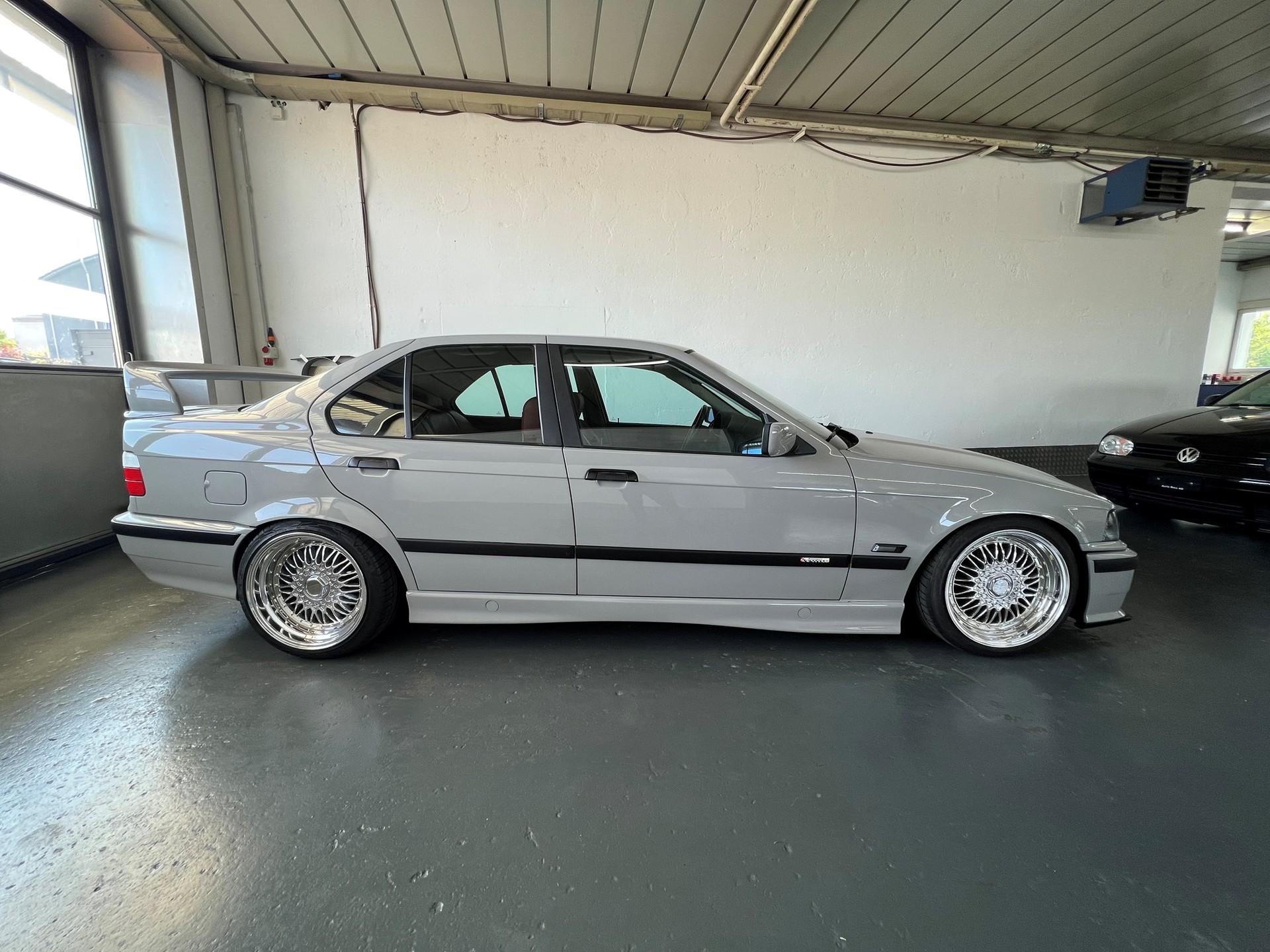 BMW 323i Sport Edition-image-7