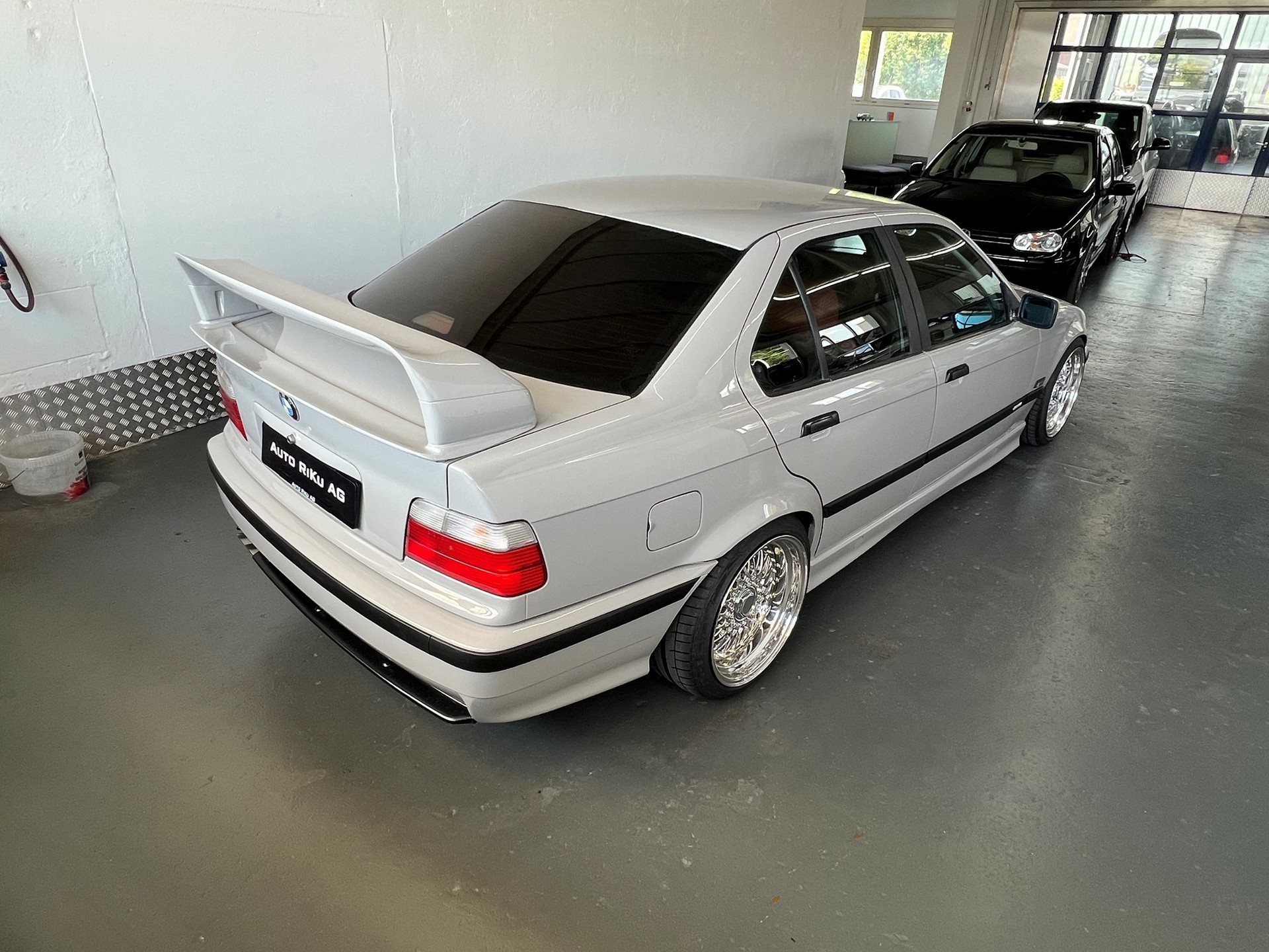 BMW 323i Sport Edition-image-9