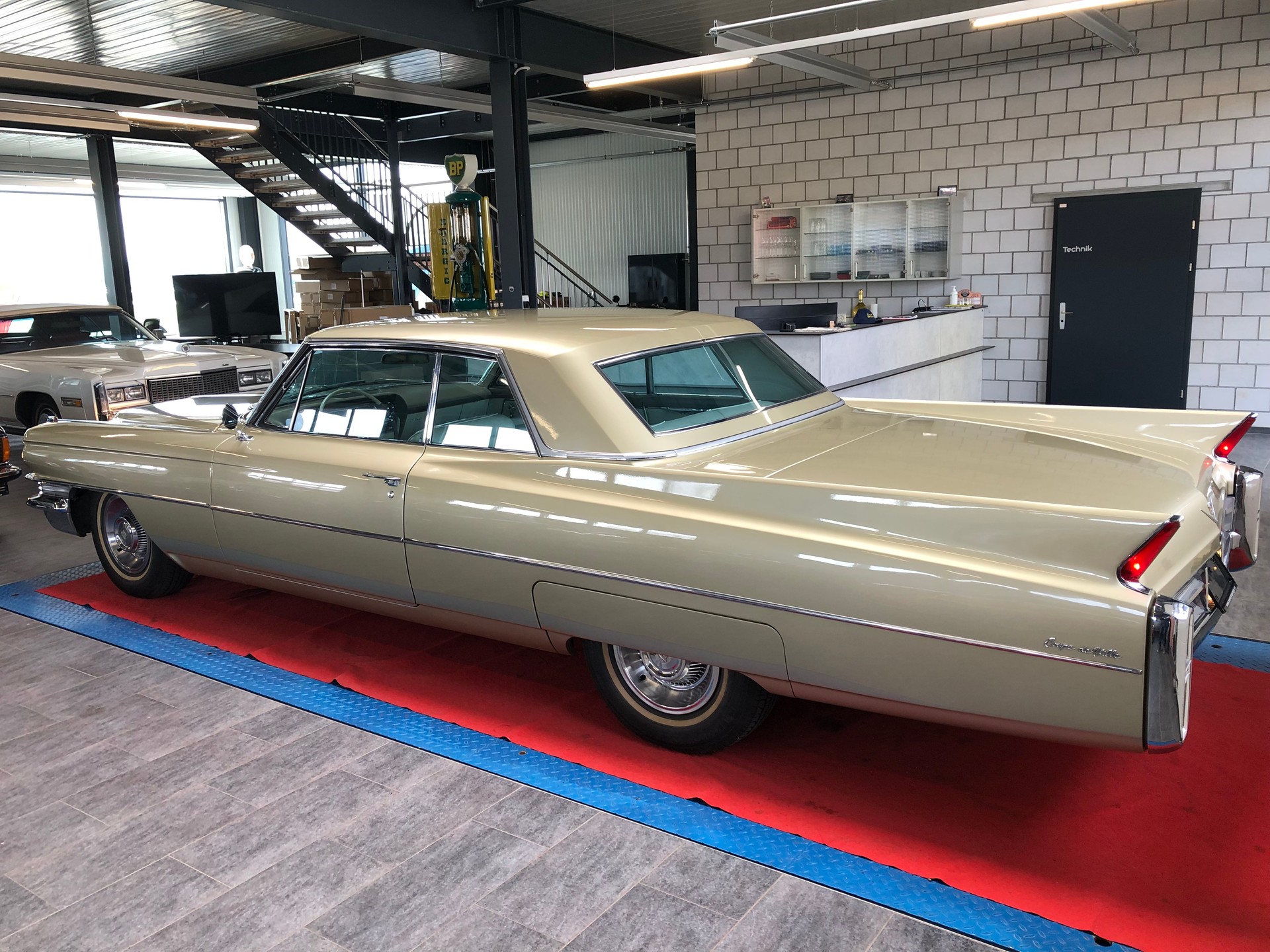 CADILLAC DEVILLE COUPE 6.4-V8-image-8