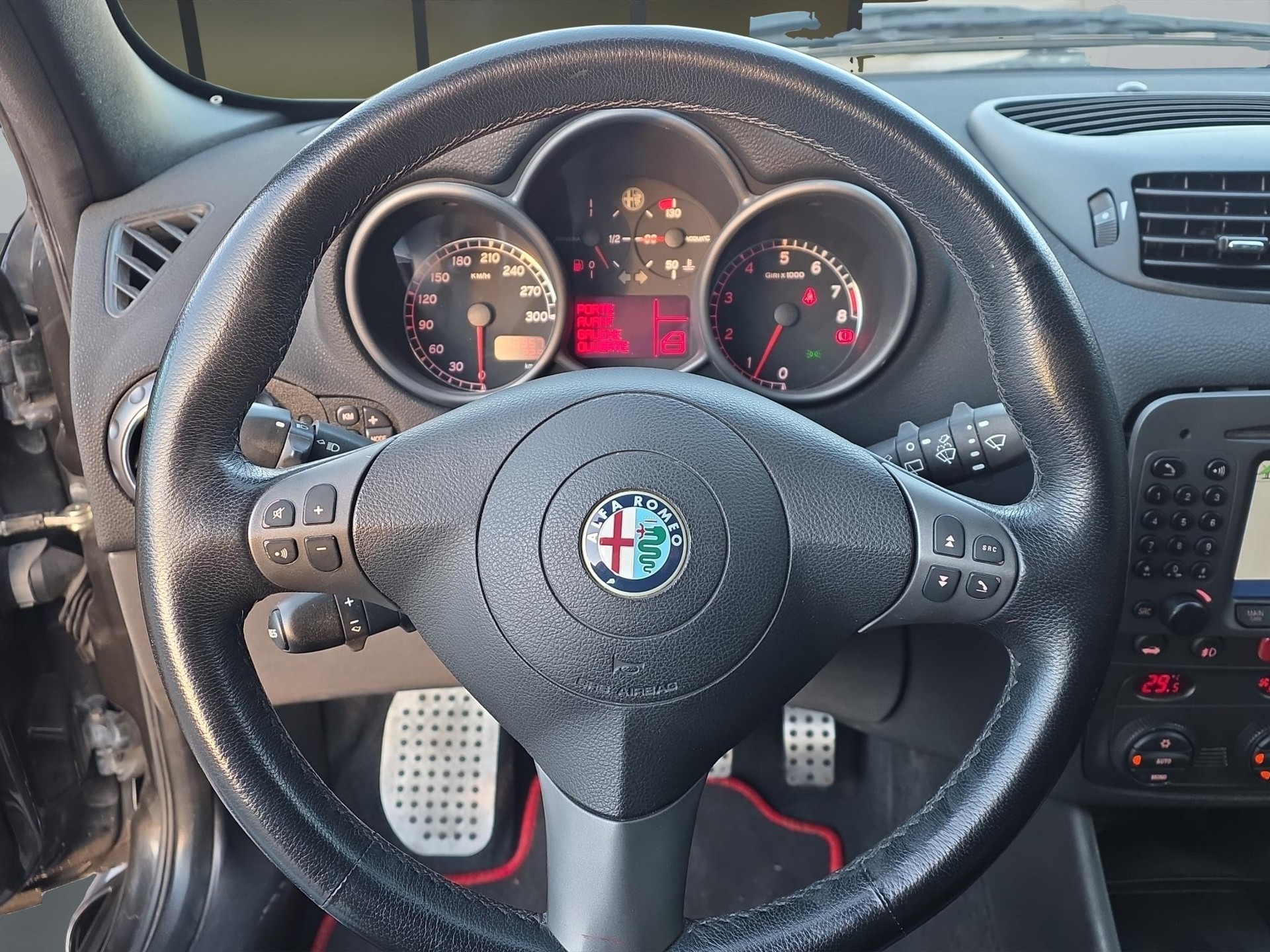 ALFA ROMEO 147 3.2 GTA-image-9