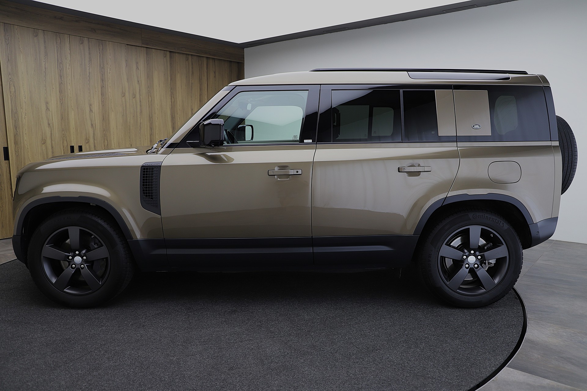 LAND ROVER Defender 110 P400e Si4 PHEV SE AT8-image-2