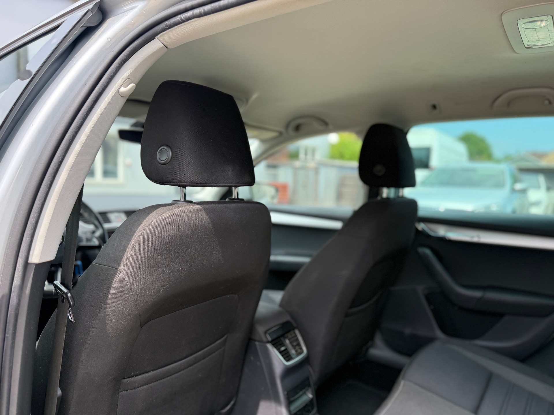 SKODA Octavia Combi 2.0 TDI Ambition 4x4 DSG-image-14