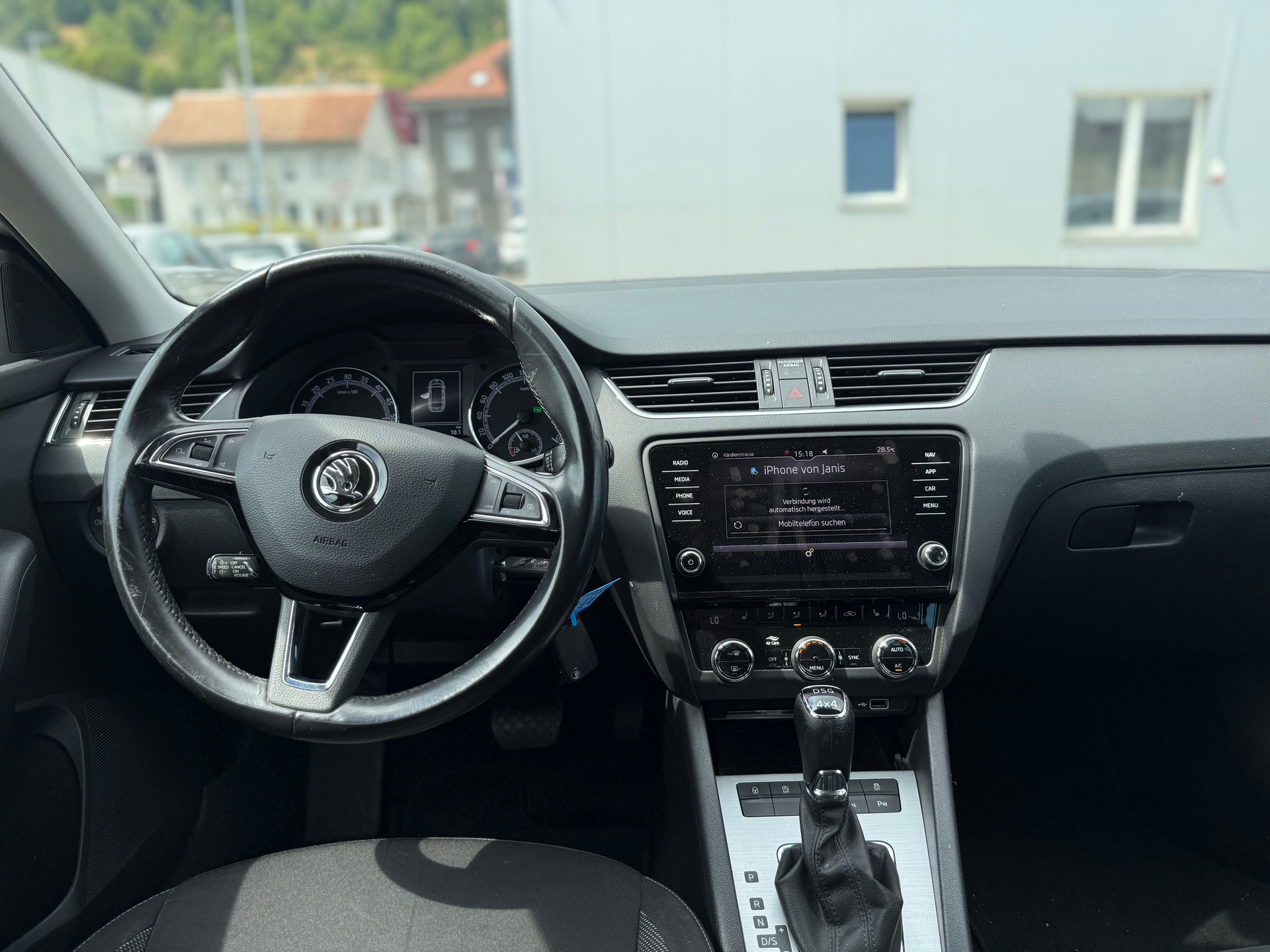 SKODA Octavia Combi 2.0 TDI Ambition 4x4 DSG-image-16