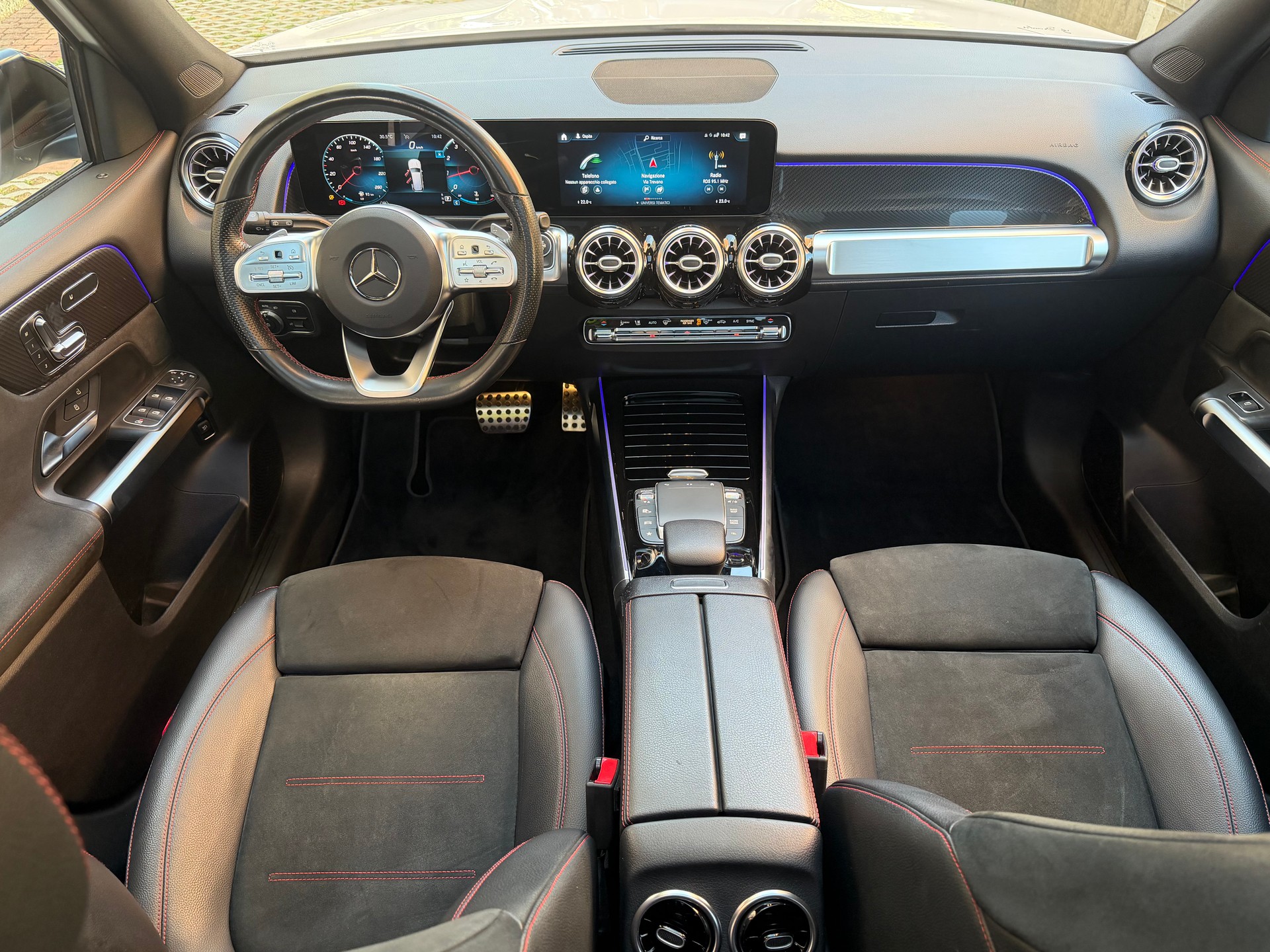 MERCEDES-BENZ GLB 200 AMG Line 7G-Tronic-image-9