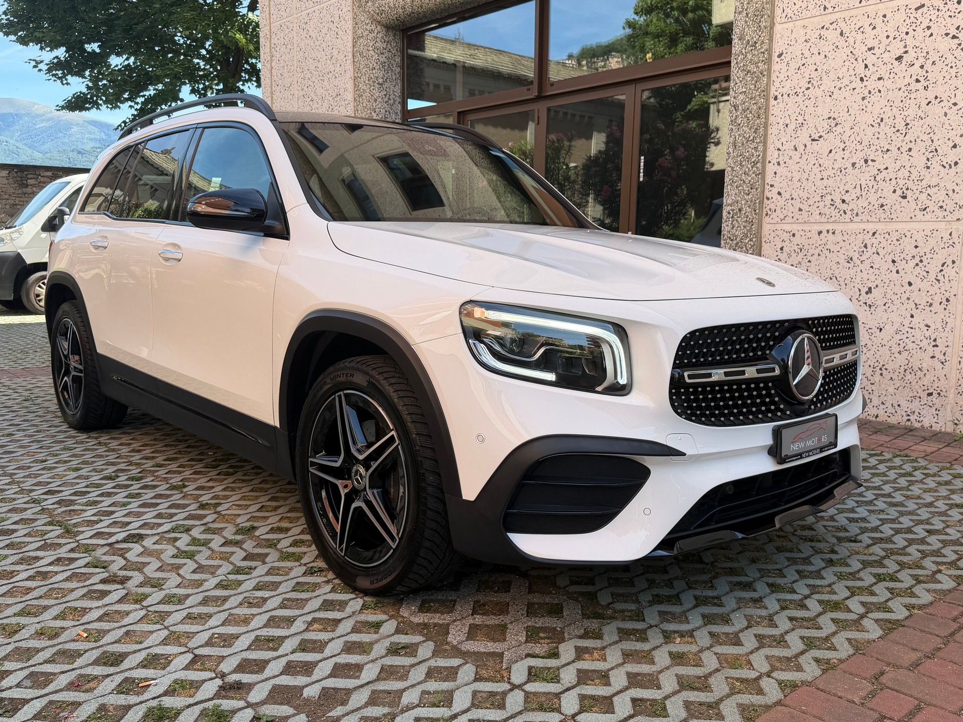 MERCEDES-BENZ GLB 200 AMG Line 7G-Tronic-image-2