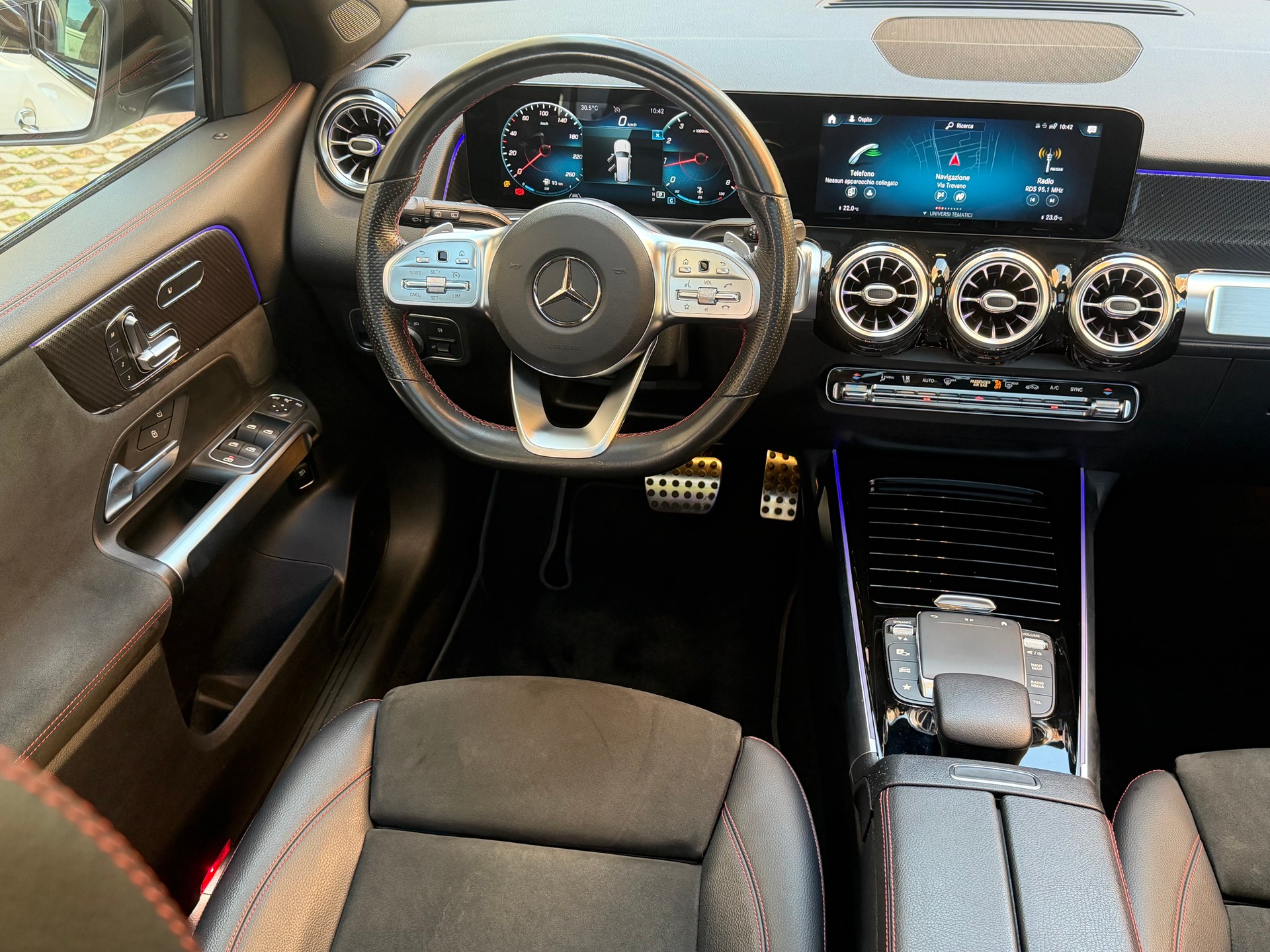 MERCEDES-BENZ GLB 200 AMG Line 7G-Tronic-image-10