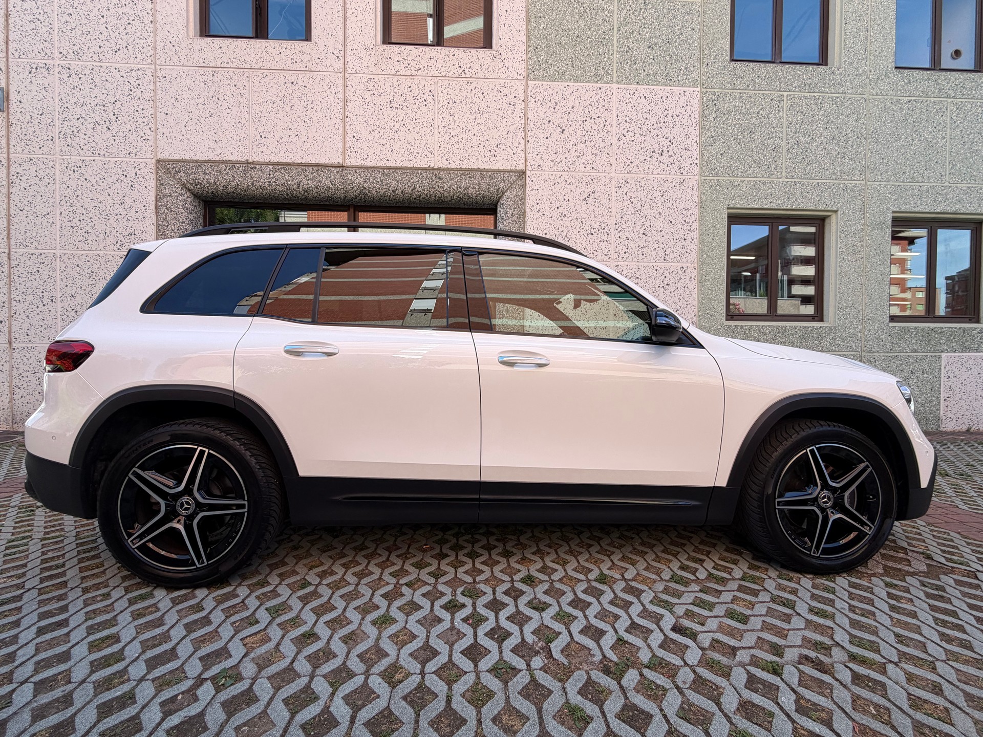MERCEDES-BENZ GLB 200 AMG Line 7G-Tronic-image-3