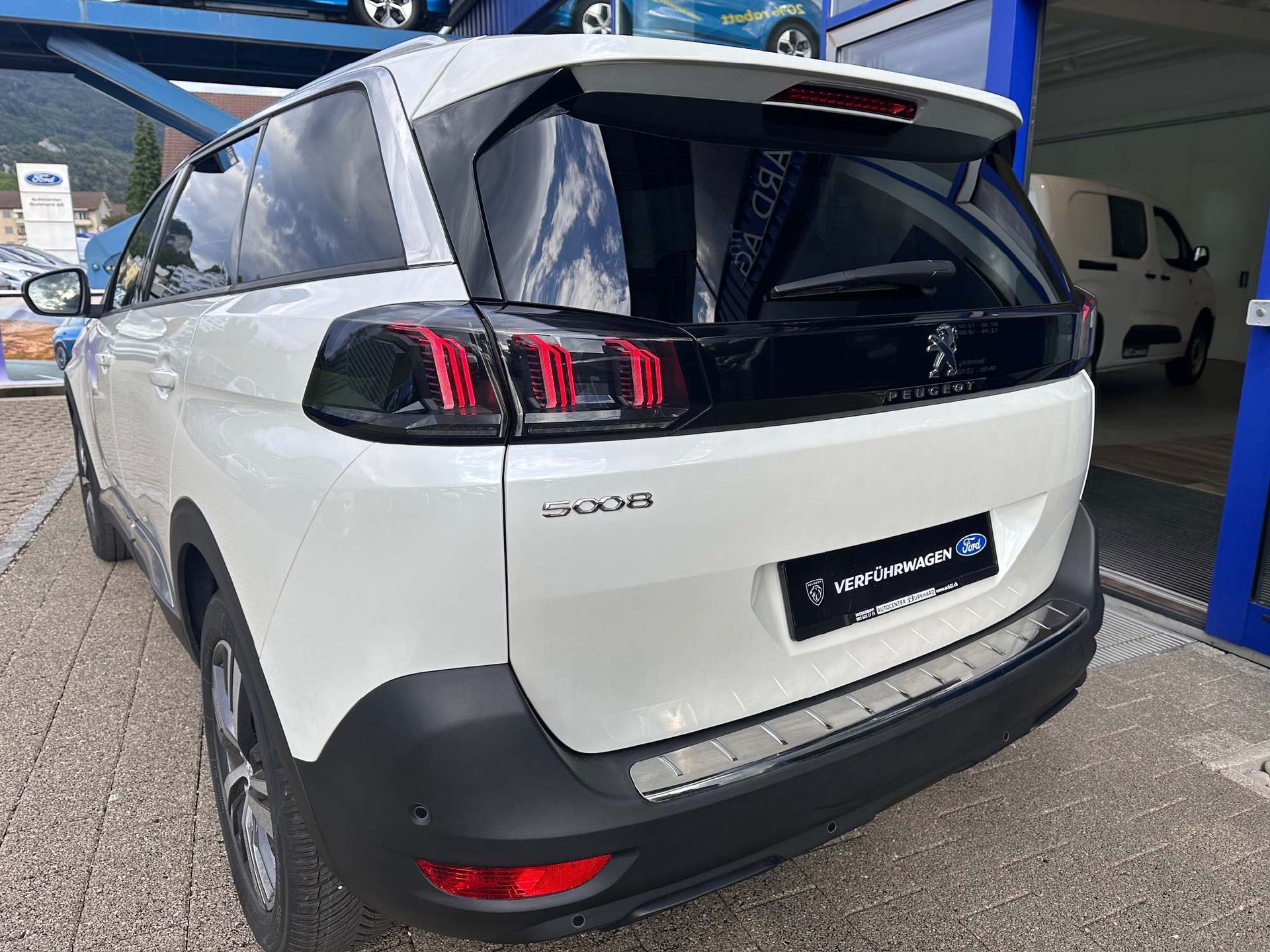 PEUGEOT 5008 1.2 PureTech 7-Plätzer *5 Jahre Werksgarantie* Allure Pack-showroom-element-3