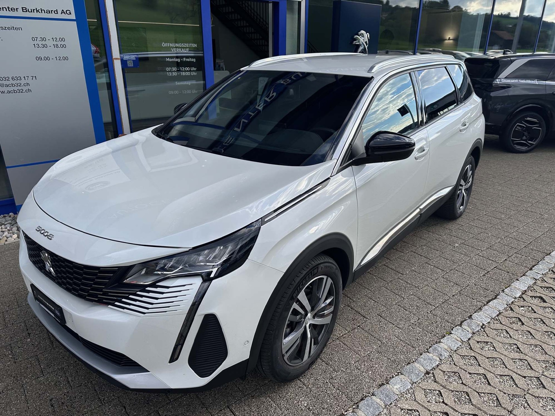 PEUGEOT 5008 1.2 PureTech 7-Plätzer *5 Jahre Werksgarantie* Allure Pack-showroom-element-1