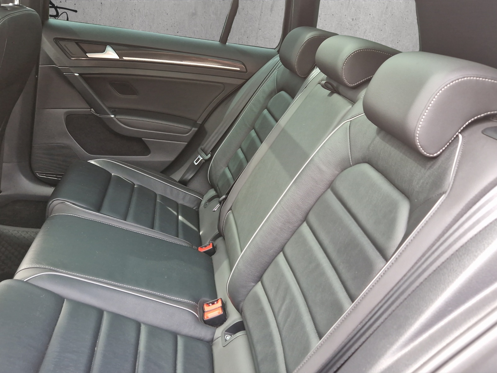 VW Golf Variant 2.0 TSI R 4Motion DSG-image-8