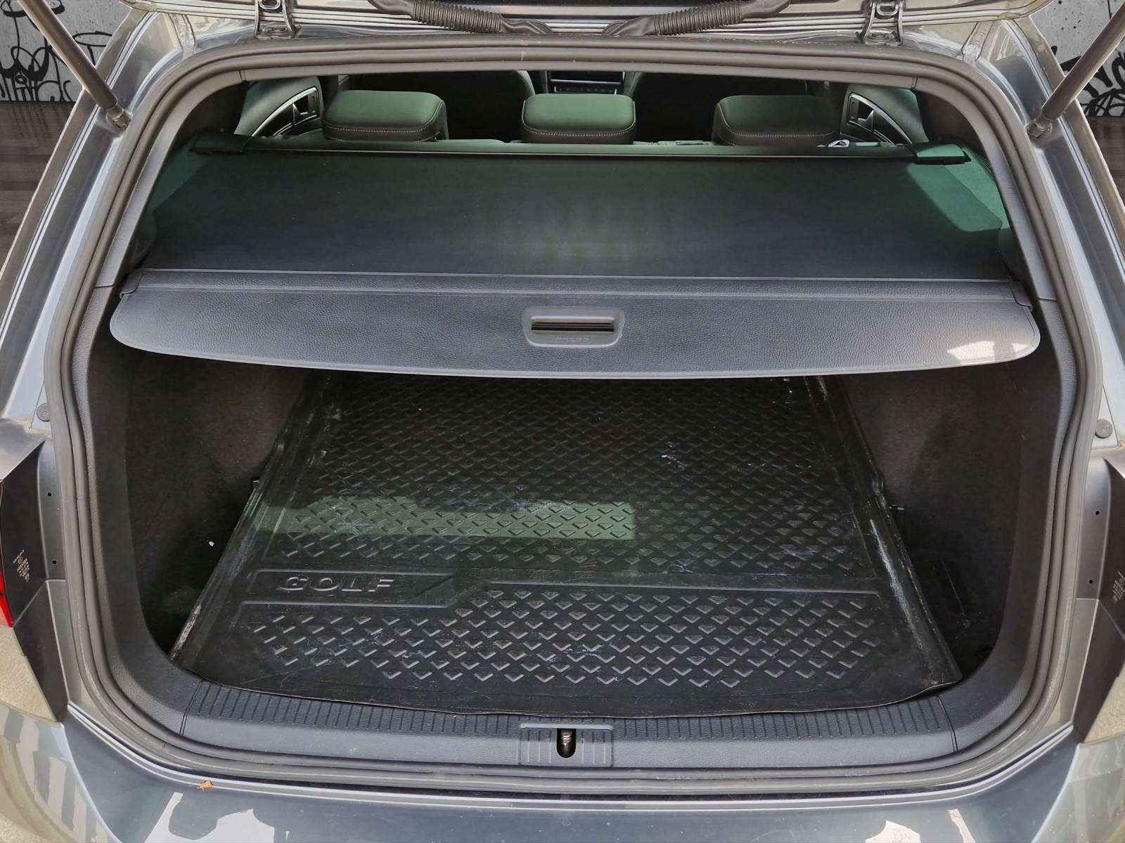 VW Golf Variant 2.0 TSI R 4Motion DSG-image-12