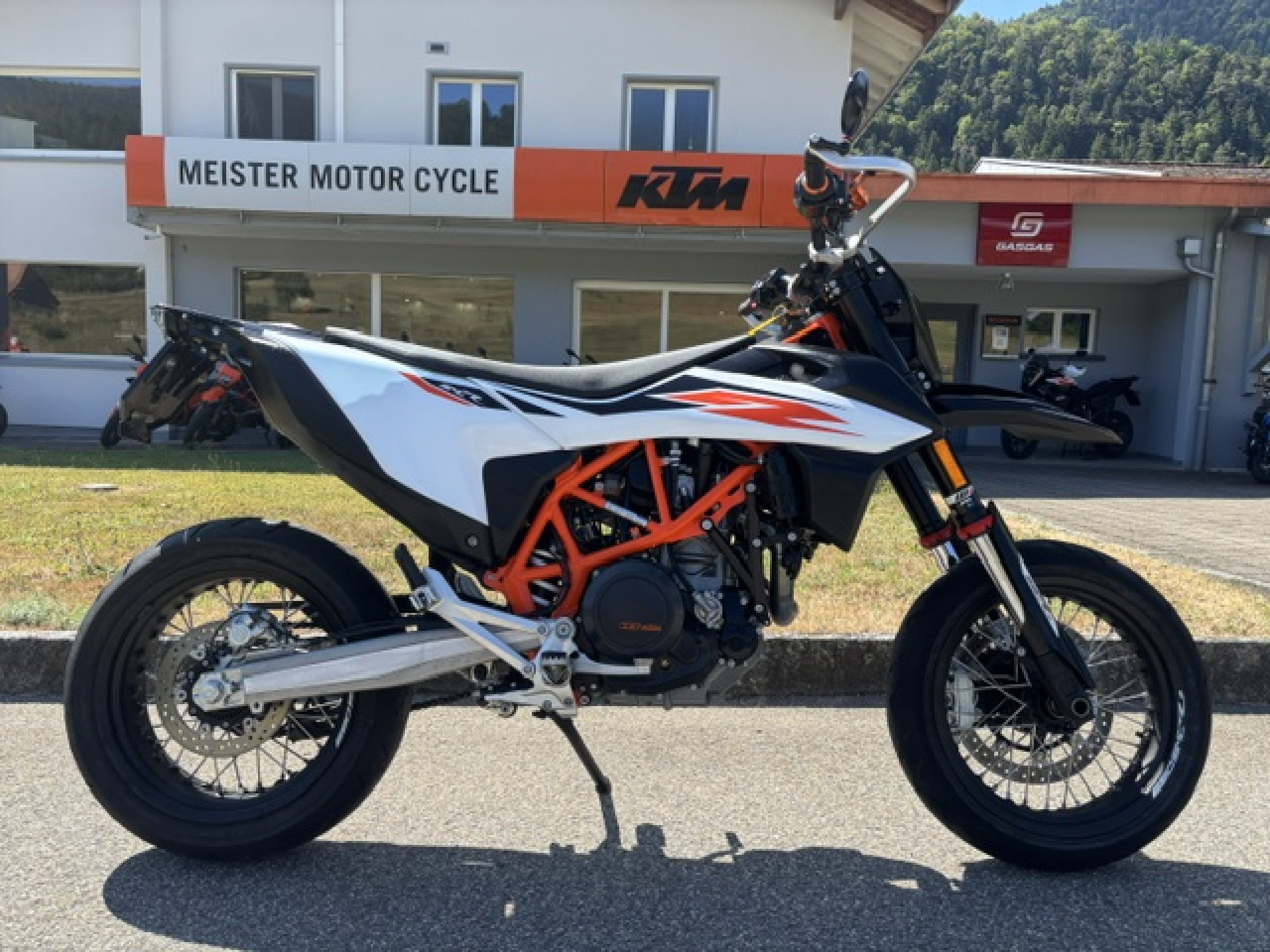 KTM 690 SMC R Supermoto-image-0