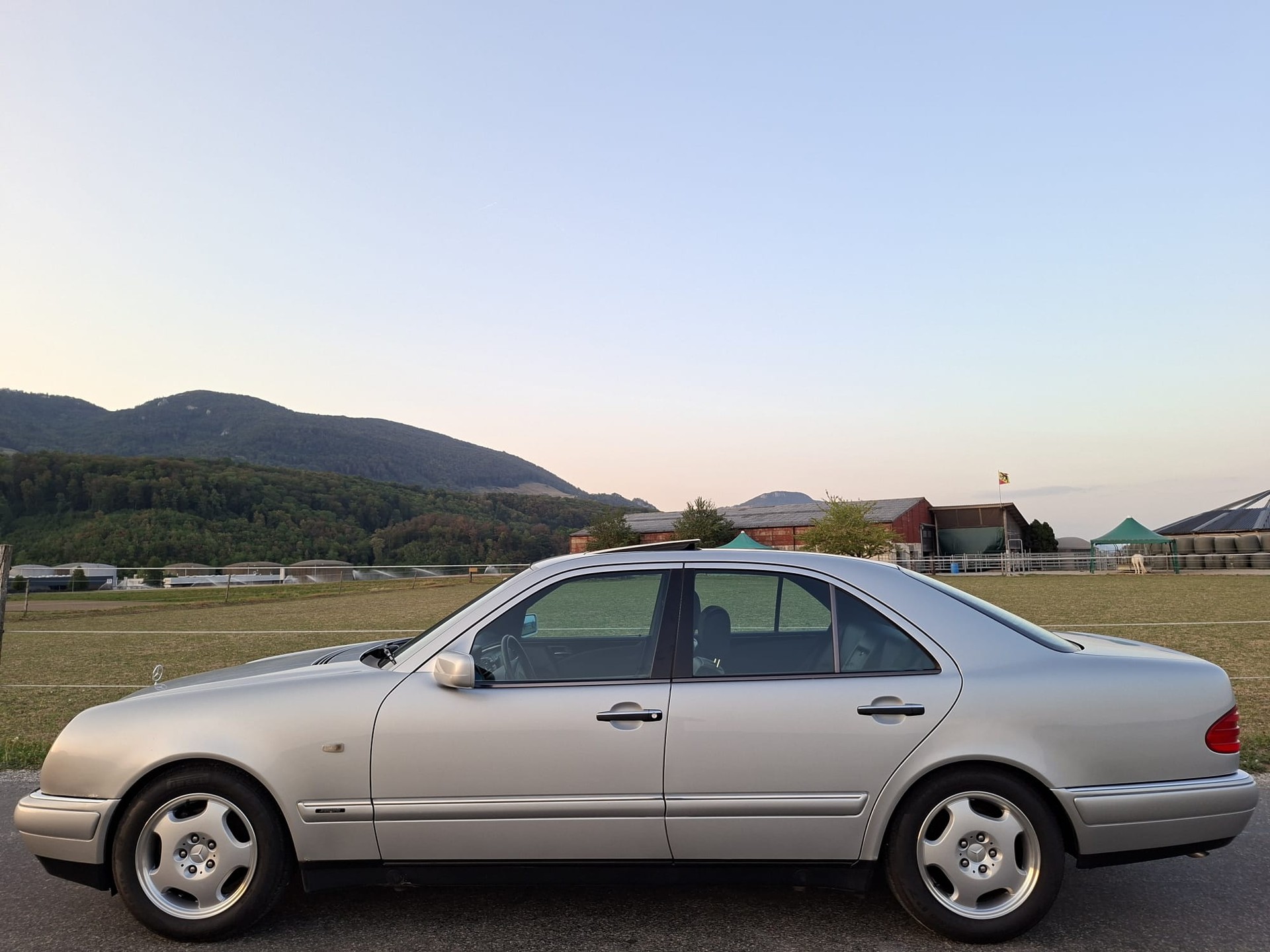 MERCEDES-BENZ E 320 Avantgarde Automatic-image-3