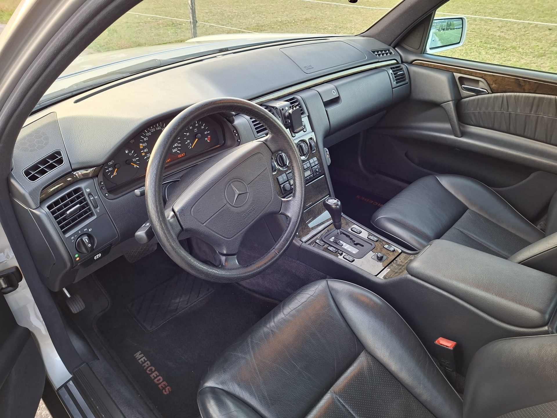 MERCEDES-BENZ E 320 Avantgarde Automatic-image-10