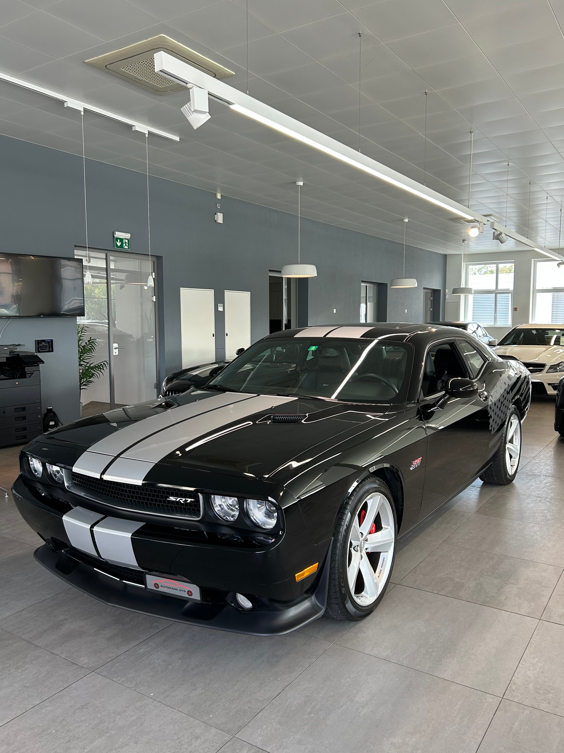 DODGE Challenger SRT-8 392 Hemi V8