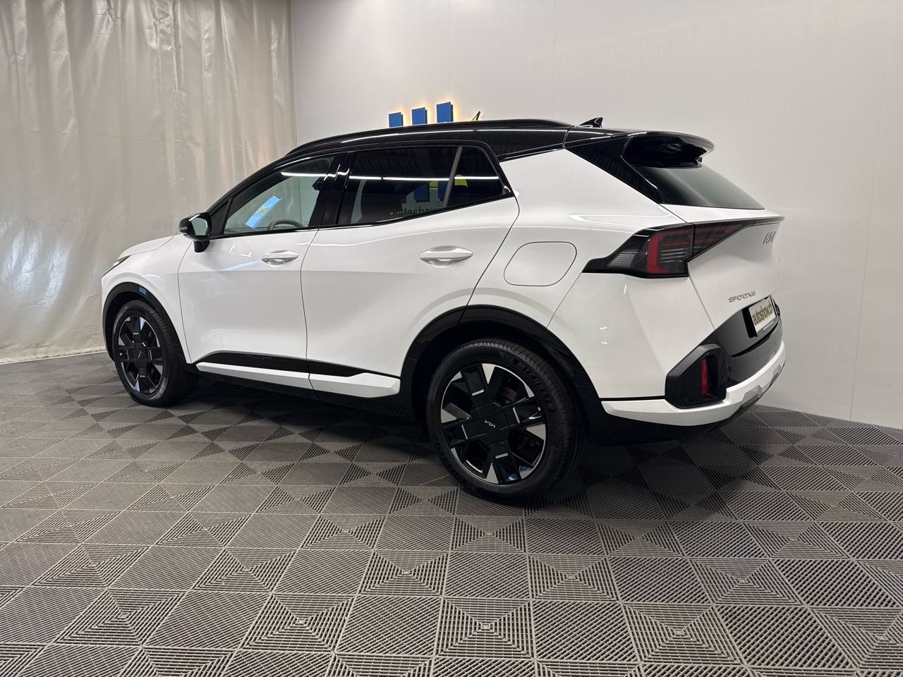KIA Sportage 1.6T-GDi HEV GT-Line-showroom-element-1