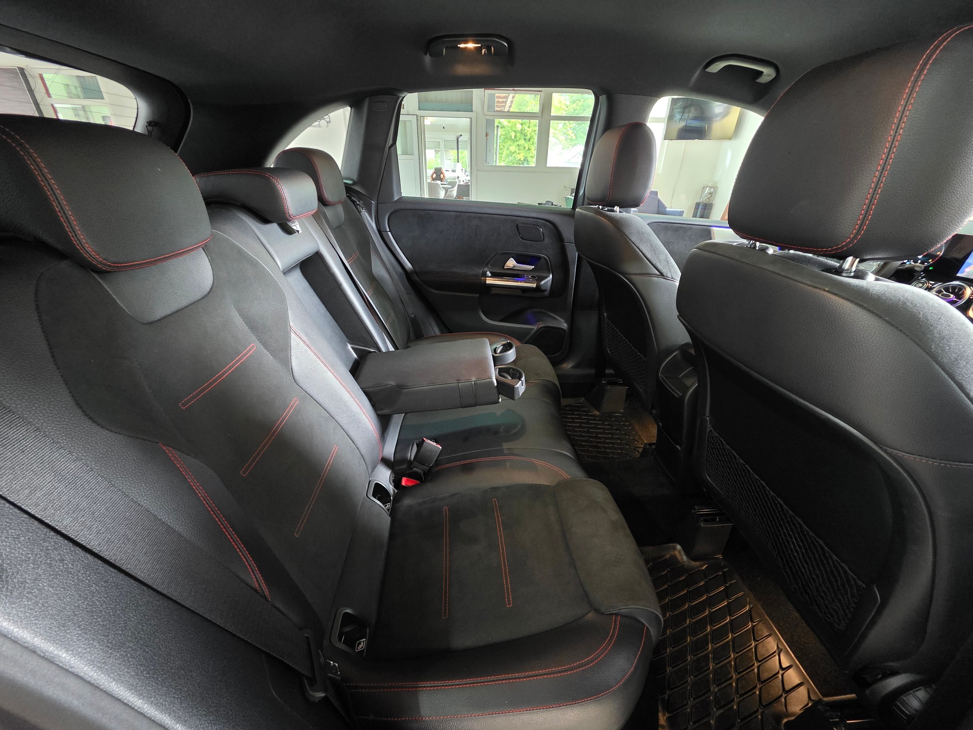 MERCEDES-BENZ B 200 d AMG Line 8G-DCT-image-19