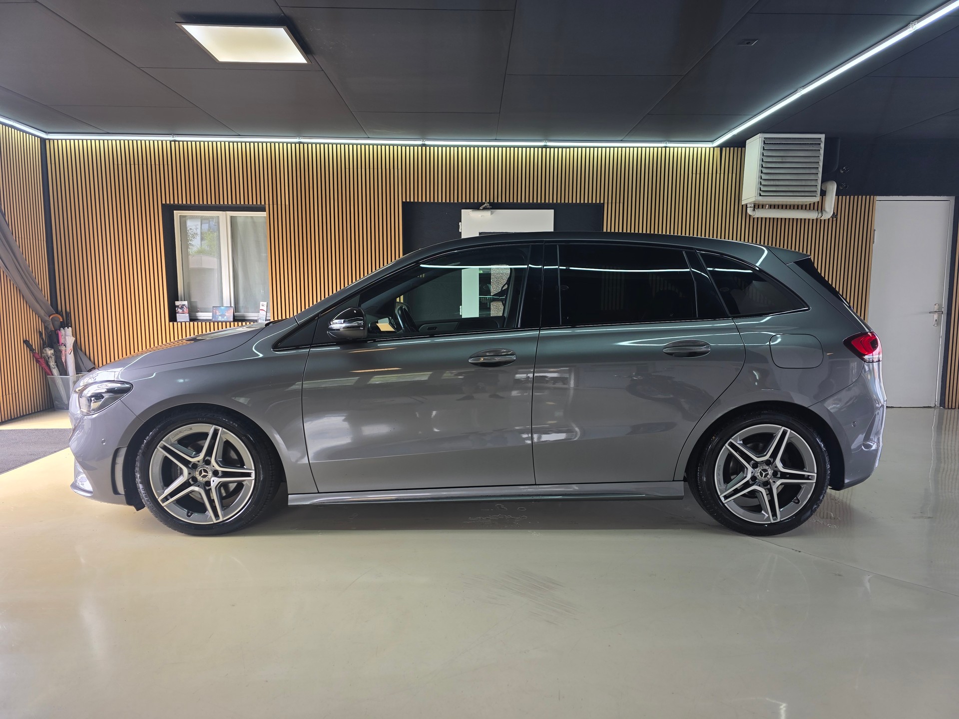 MERCEDES-BENZ B 200 d AMG Line 8G-DCT-showroom-element-3