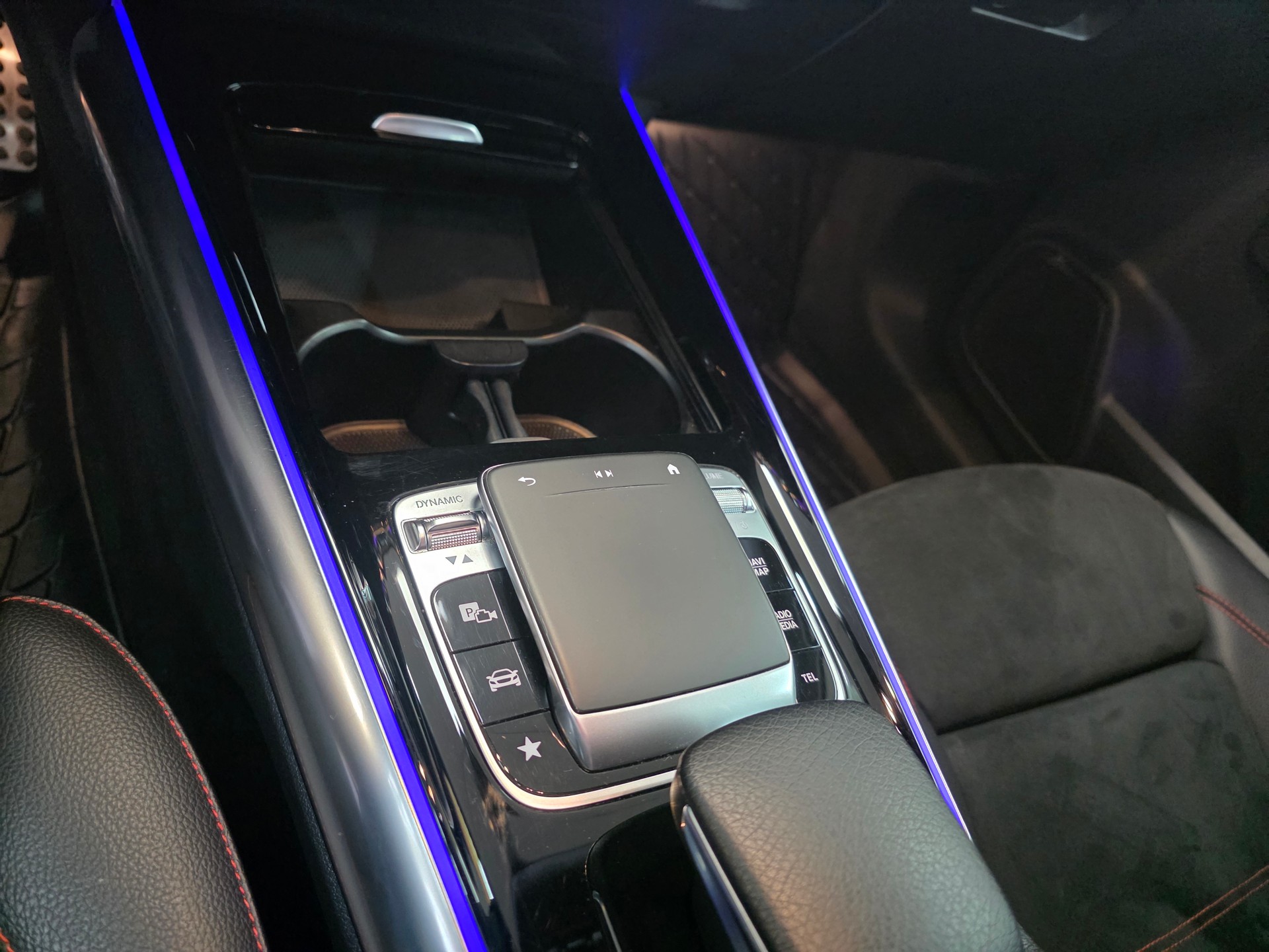 MERCEDES-BENZ B 200 d AMG Line 8G-DCT-image-13