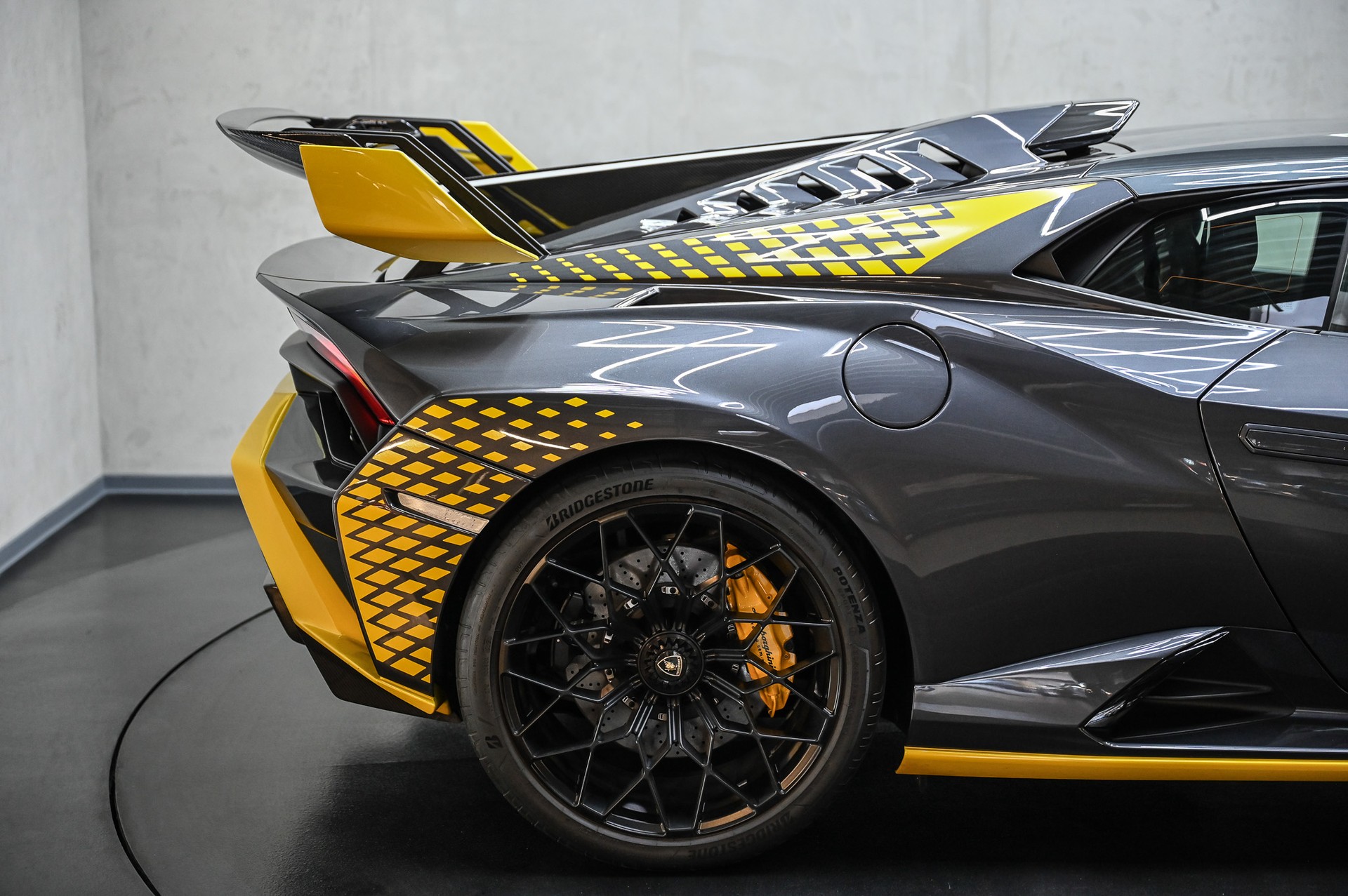 LAMBORGHINI Huracan Coupé 5.2 STO-image-12