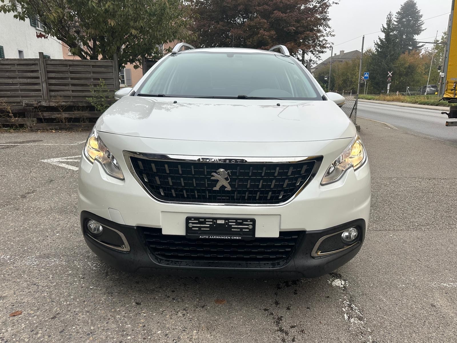 PEUGEOT 2008 1.2 PureTech Style EAT6-image-4