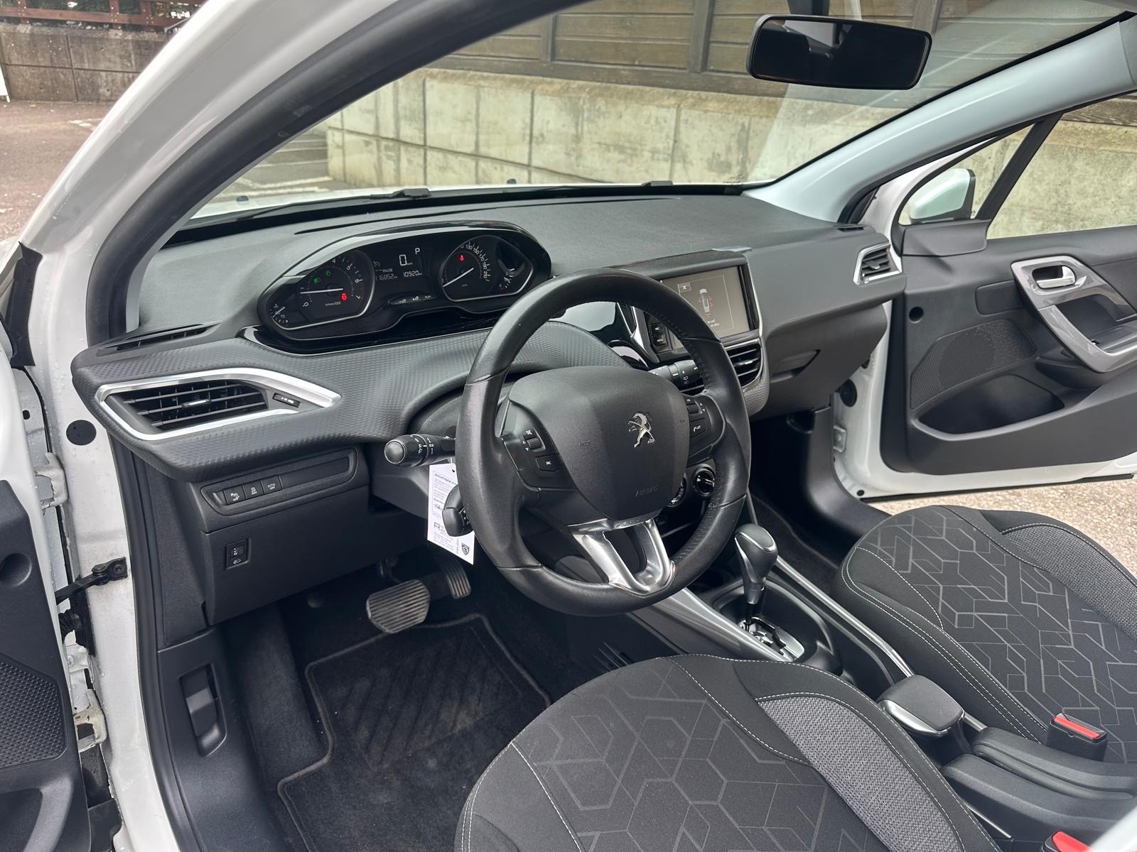 PEUGEOT 2008 1.2 PureTech Style EAT6-image-8