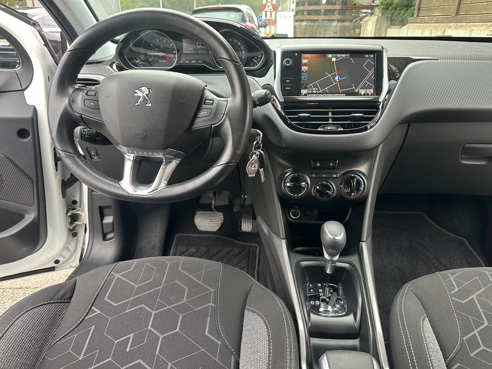 PEUGEOT 2008 1.2 PureTech Style EAT6-image-7