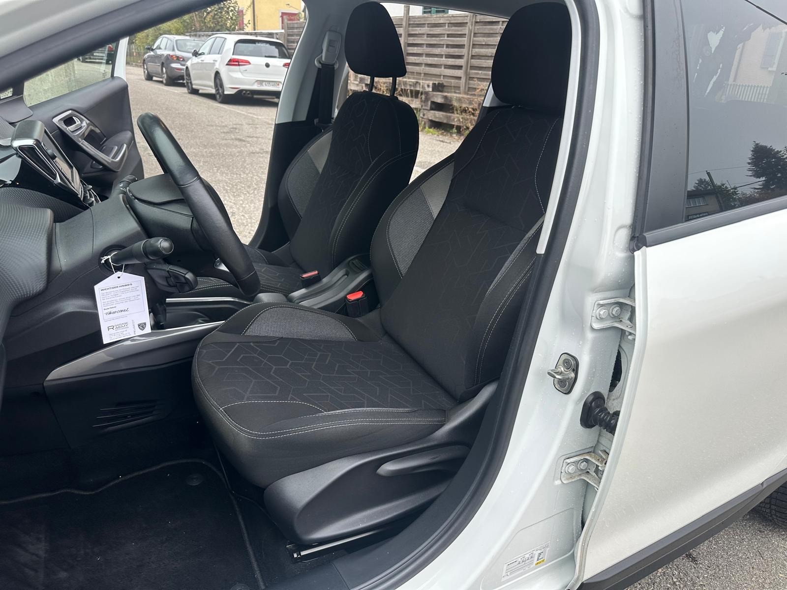 PEUGEOT 2008 1.2 PureTech Style EAT6-image-9