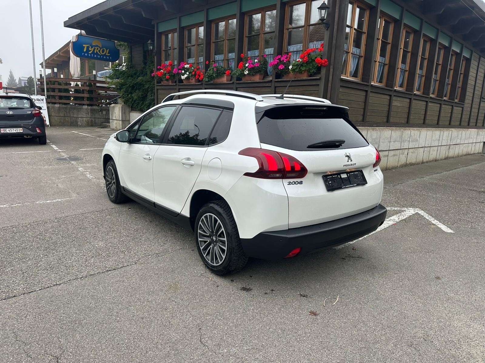 PEUGEOT 2008 1.2 PureTech Style EAT6-showroom-element-2