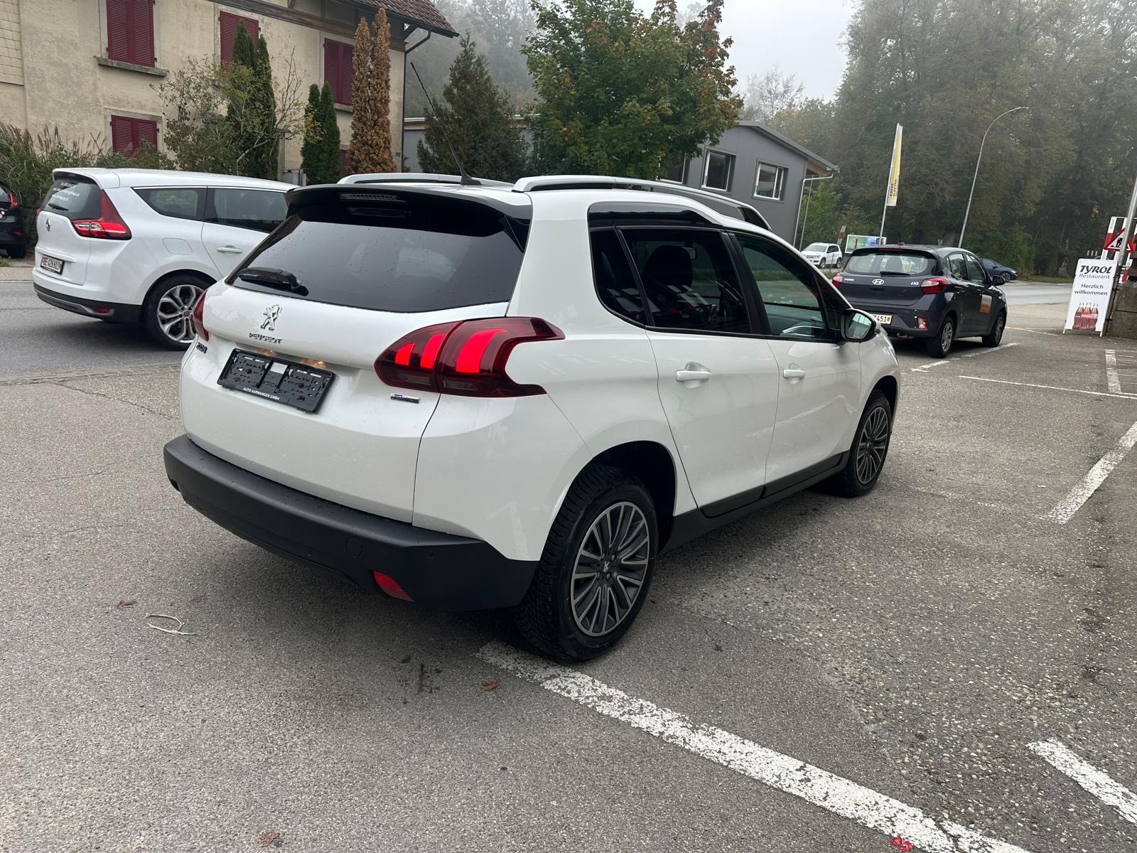 PEUGEOT 2008 1.2 PureTech Style EAT6-showroom-element-3
