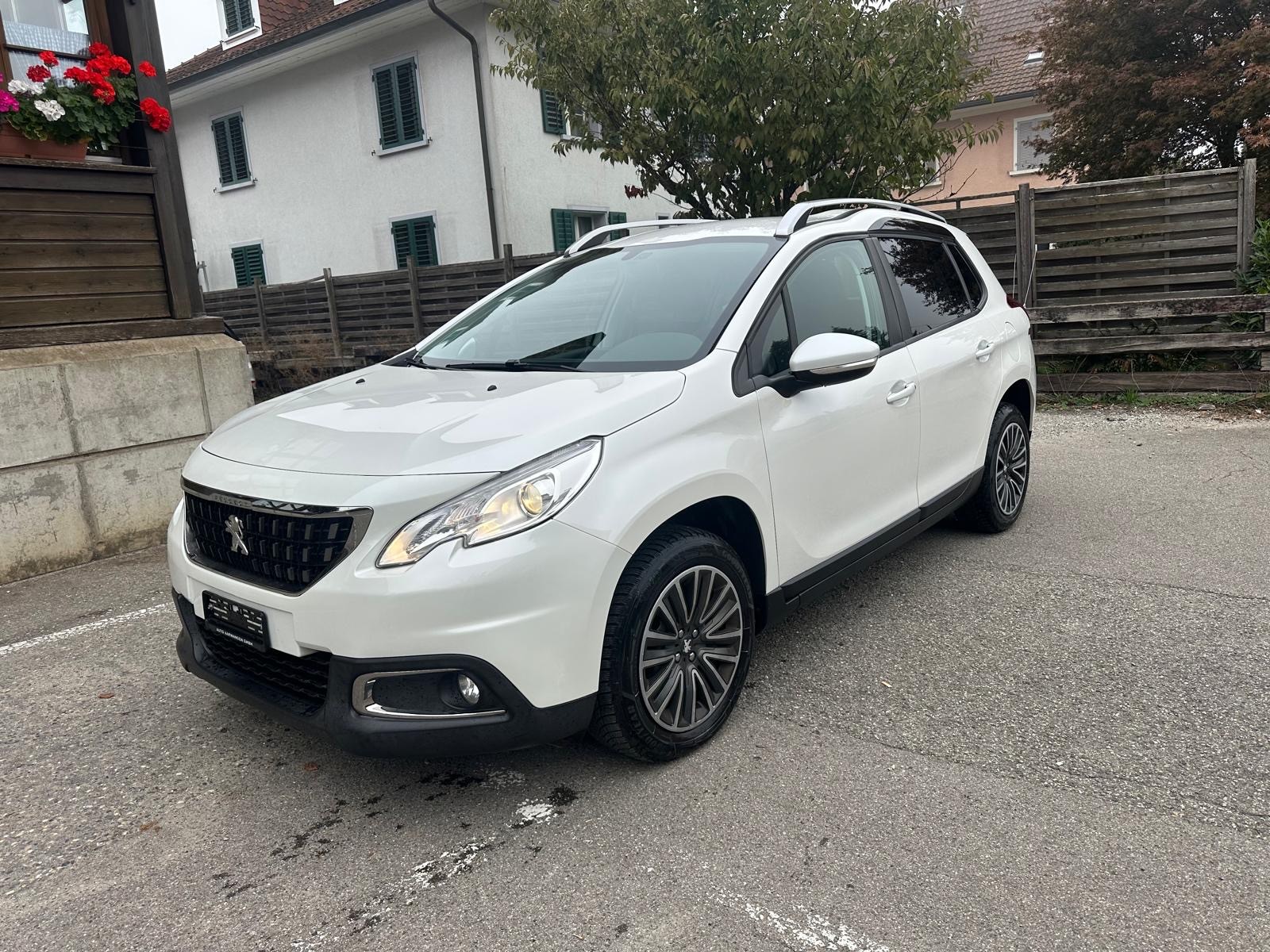 PEUGEOT 2008 1.2 PureTech Style EAT6-showroom-element-1