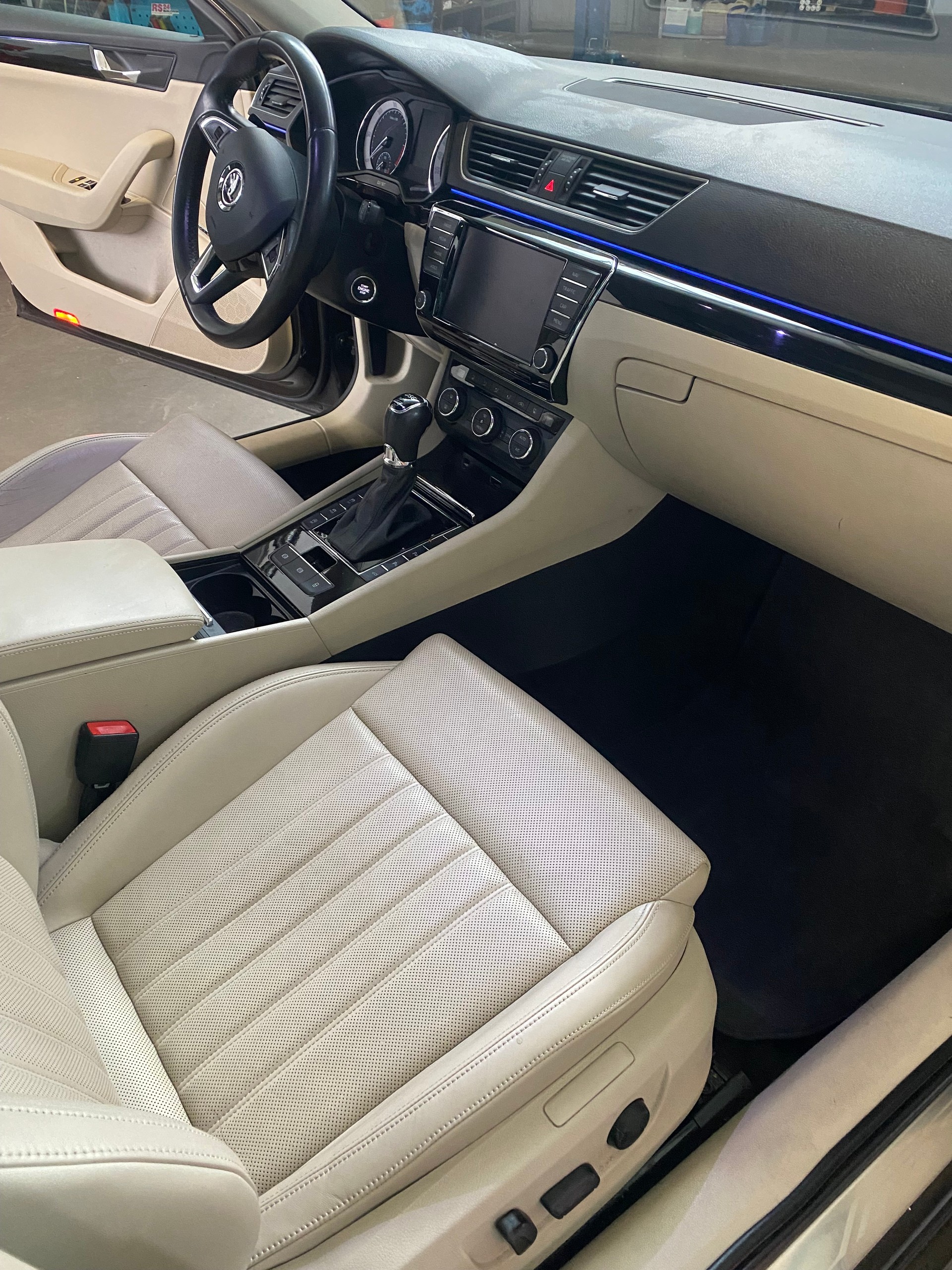 SKODA Superb Combi 2.0 TDi L&K 4x4 DSG-image-11