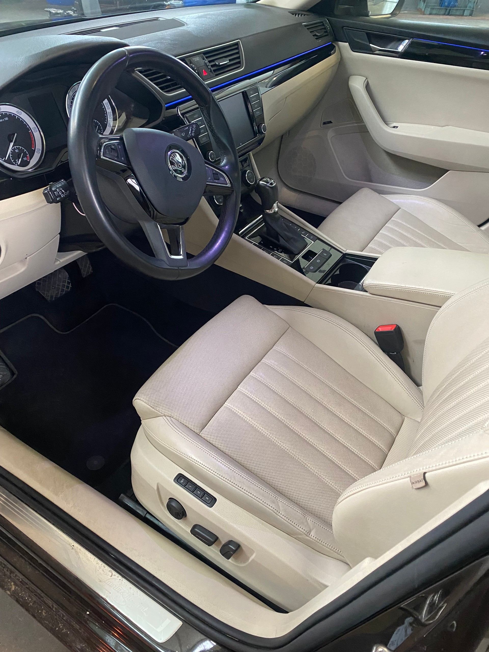 SKODA Superb Combi 2.0 TDi L&K 4x4 DSG-image-14