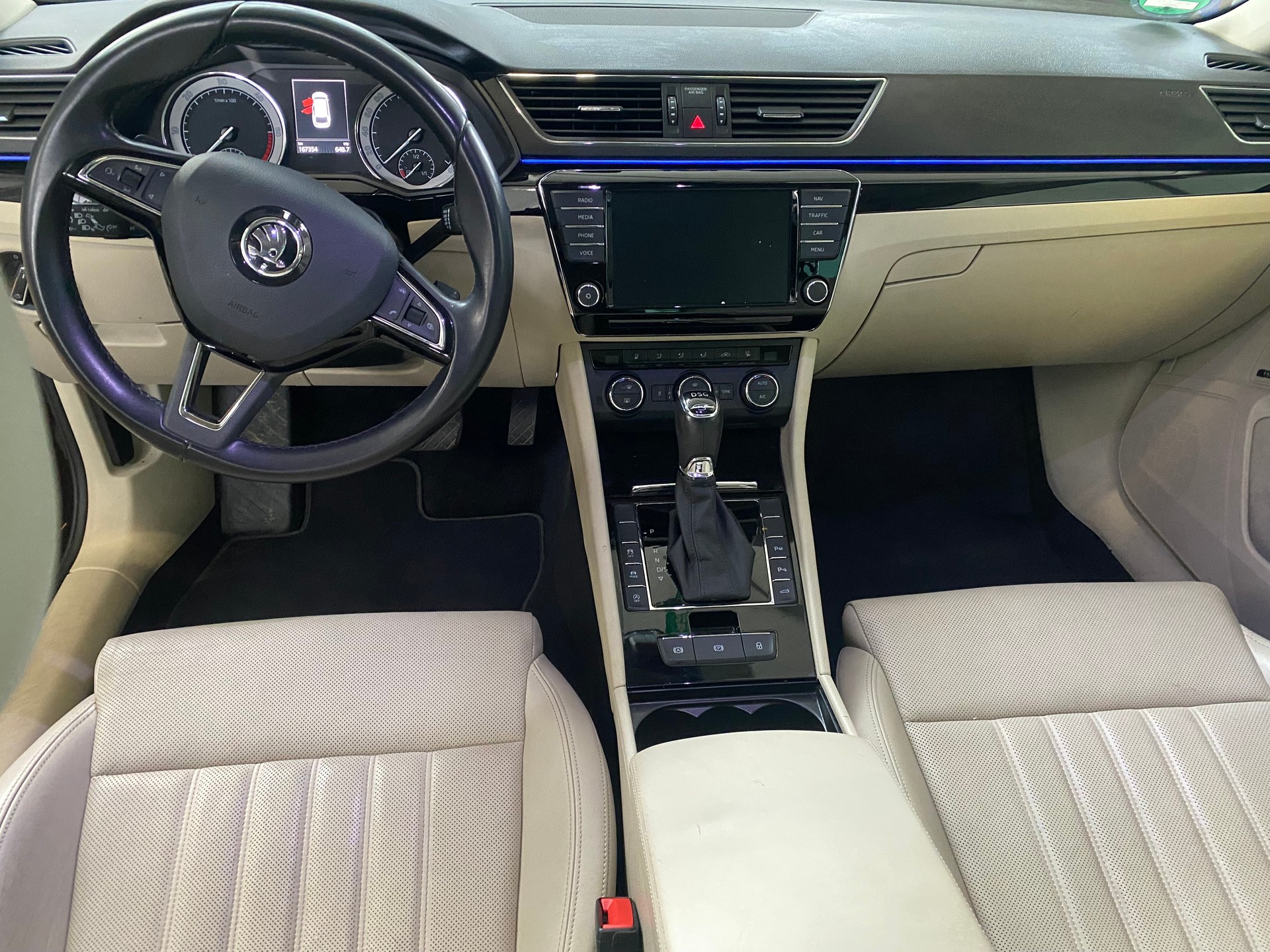 SKODA Superb Combi 2.0 TDi L&K 4x4 DSG-image-12
