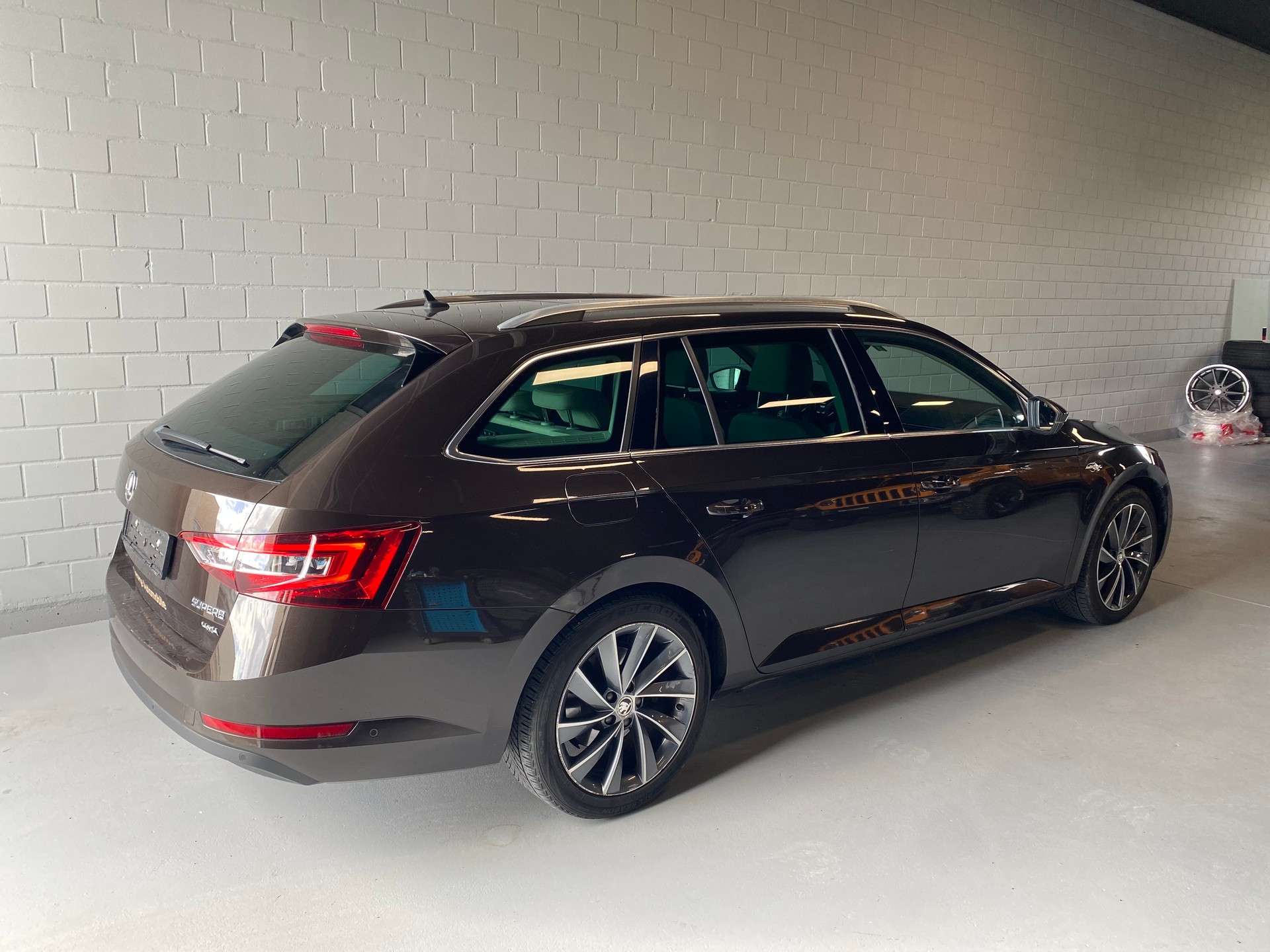 SKODA Superb Combi 2.0 TDi L&K 4x4 DSG-image-2