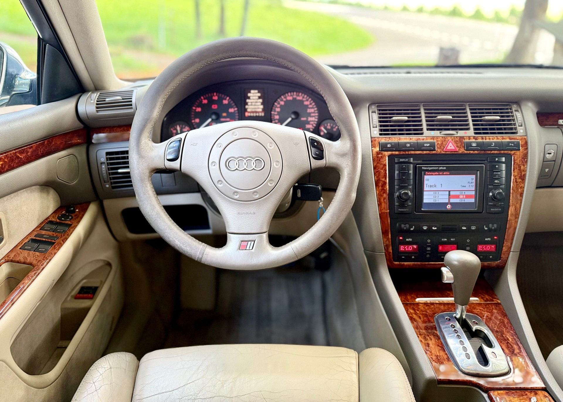 AUDI S8 4.2 quattro-image-27