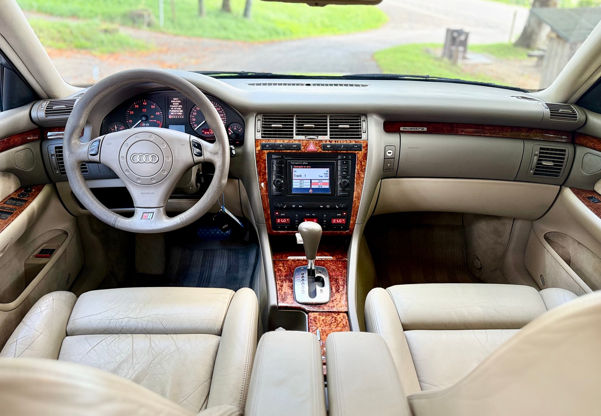AUDI S8 4.2 quattro-image-26