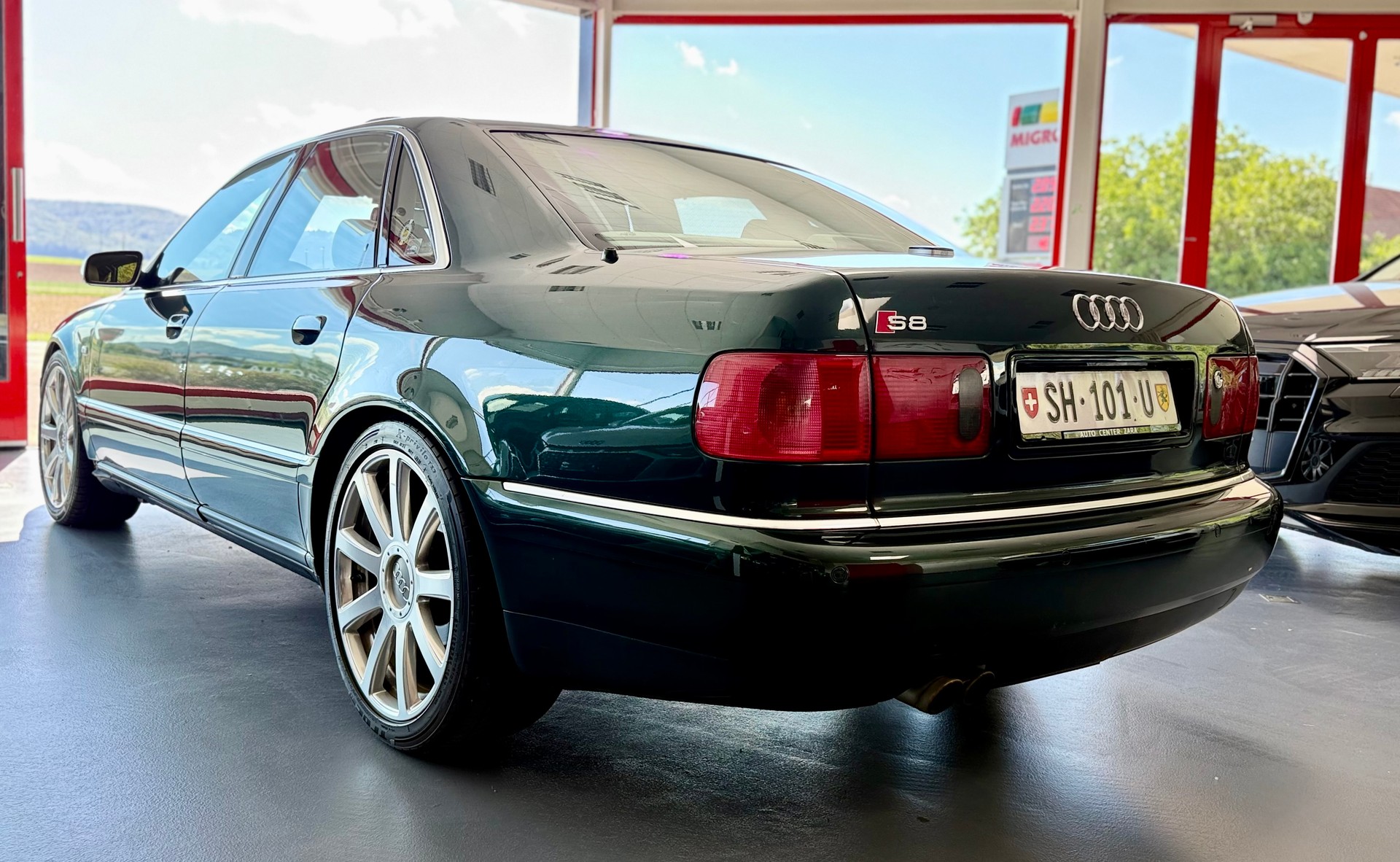 AUDI S8 4.2 quattro-image-10