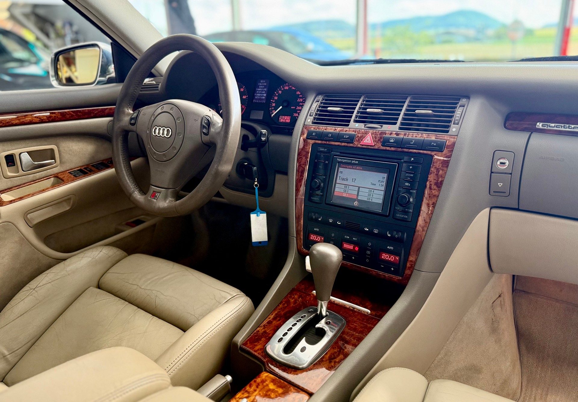 AUDI S8 4.2 quattro-image-21