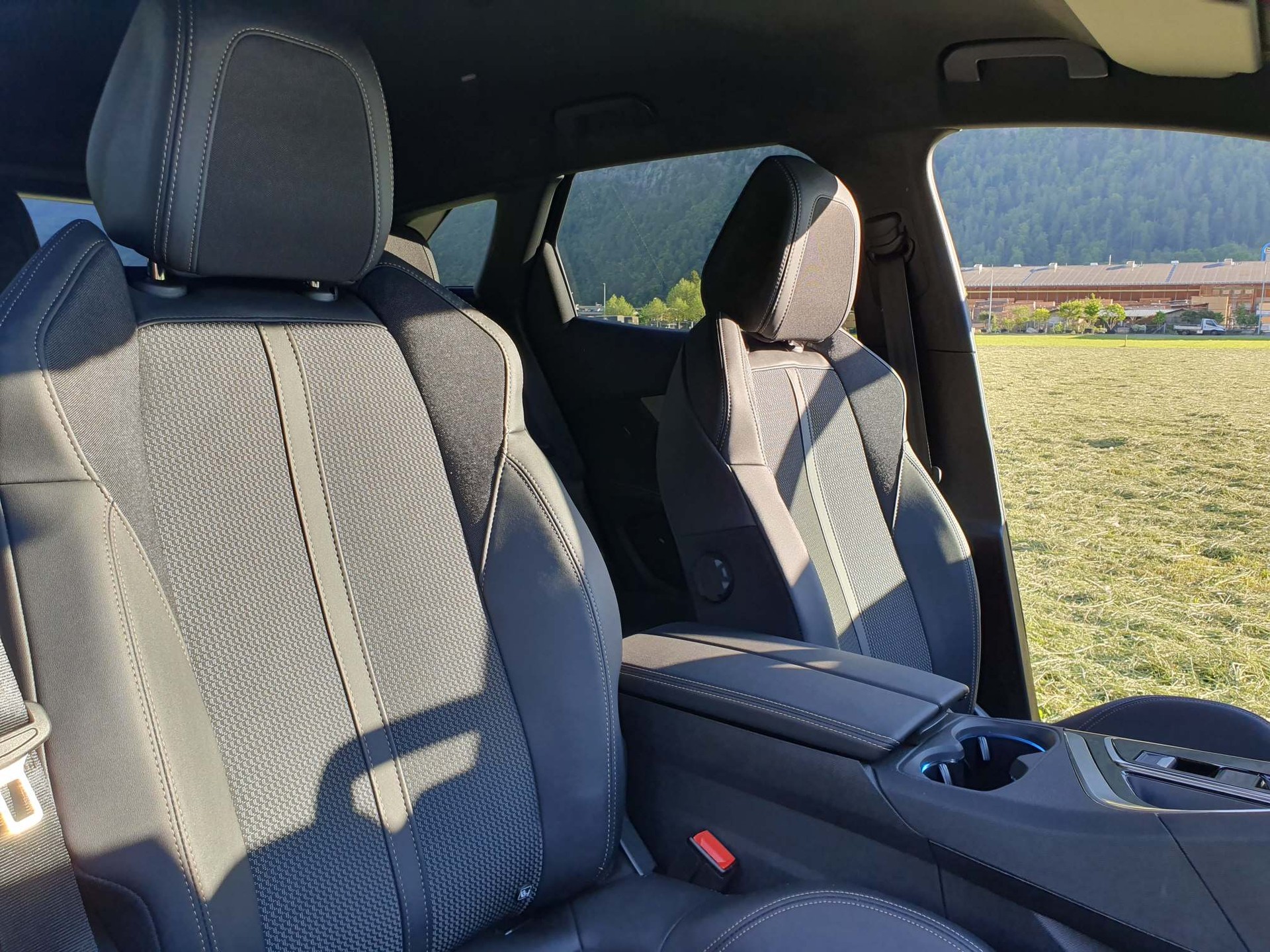 PEUGEOT 3008 1.2 Allure Premium GT Turbo-image-11