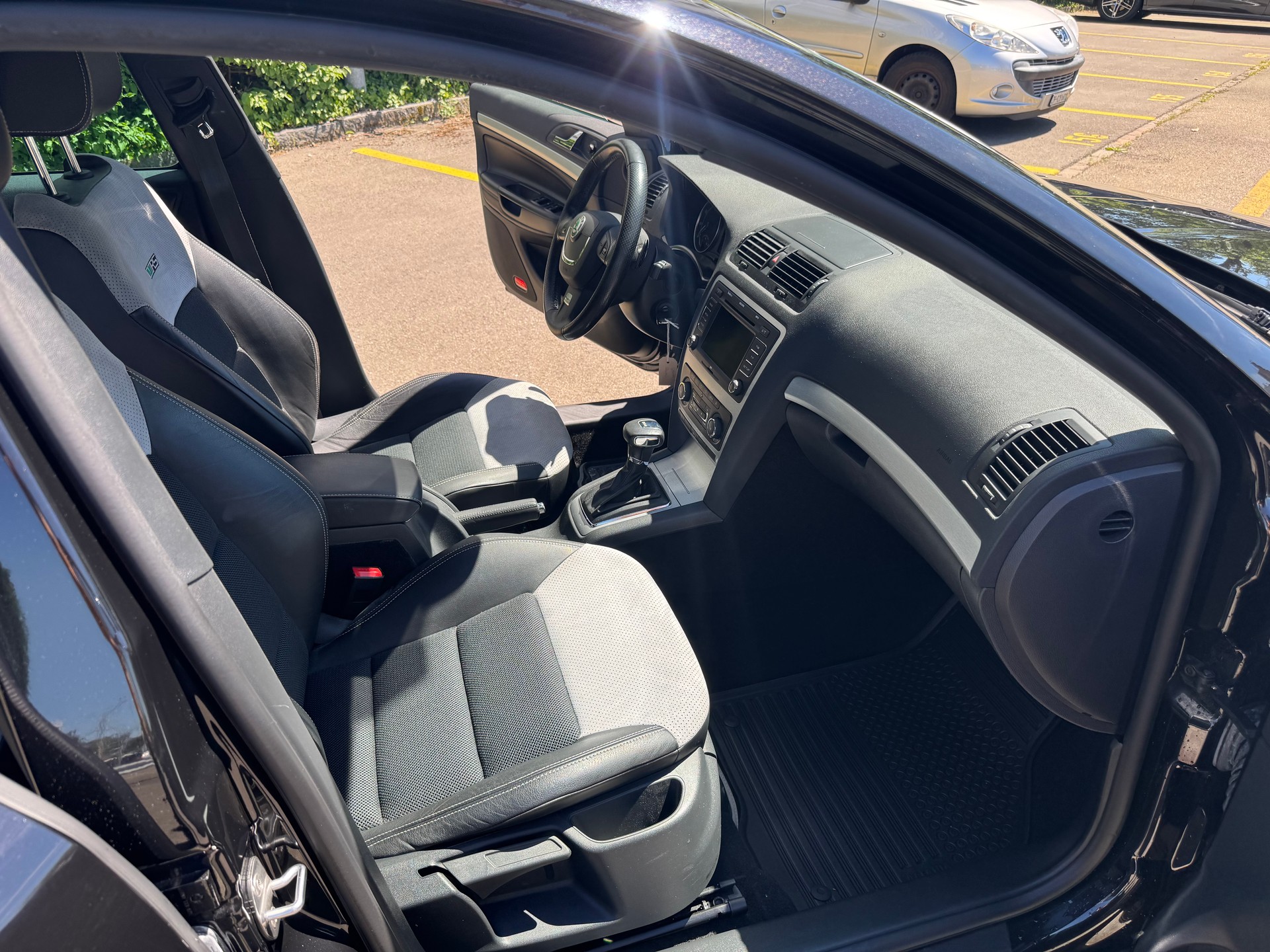 SKODA Octavia Combi 2.0 TSI RS-image-9