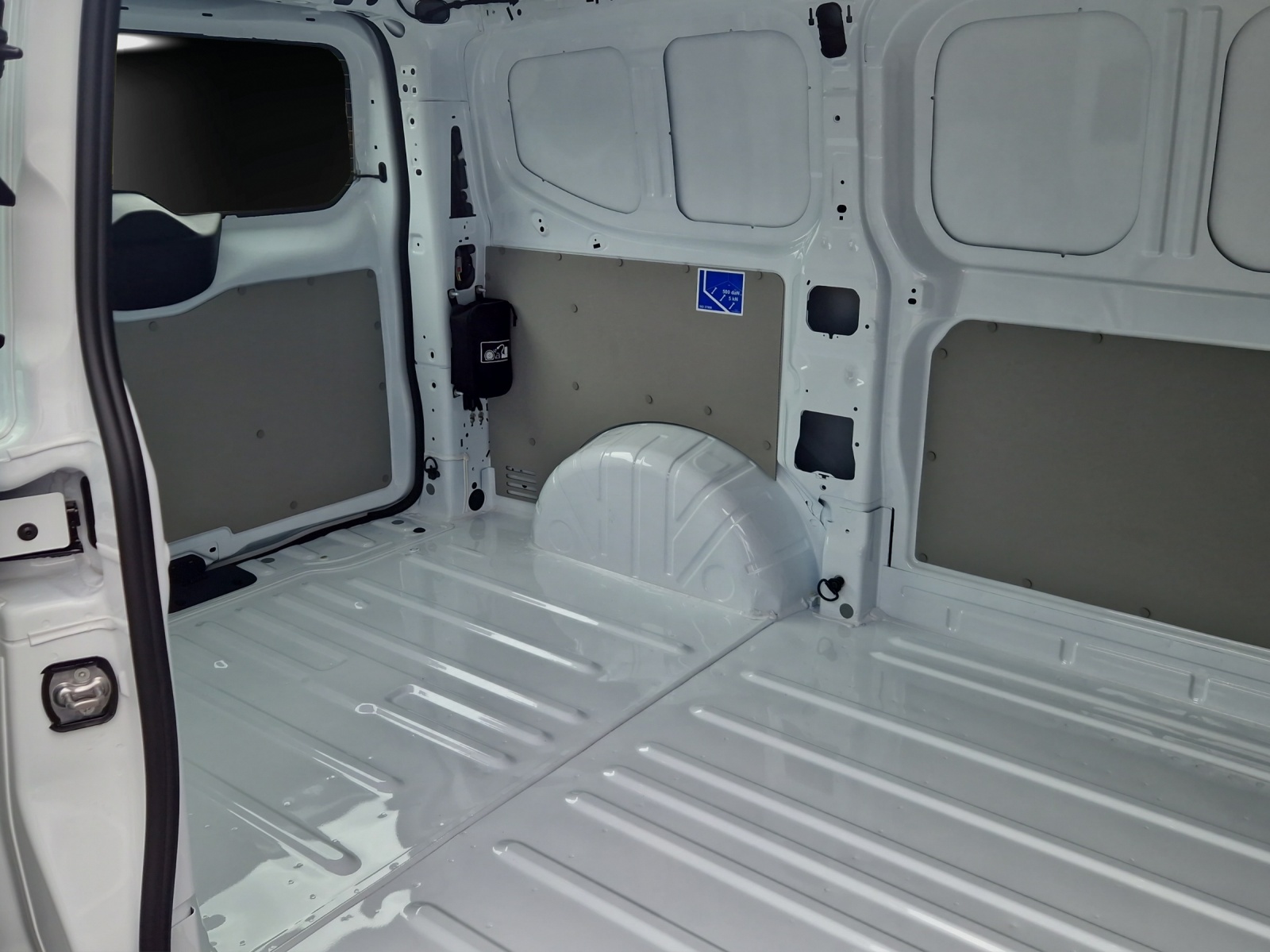VW Transporter 2.0 TDI-image-7