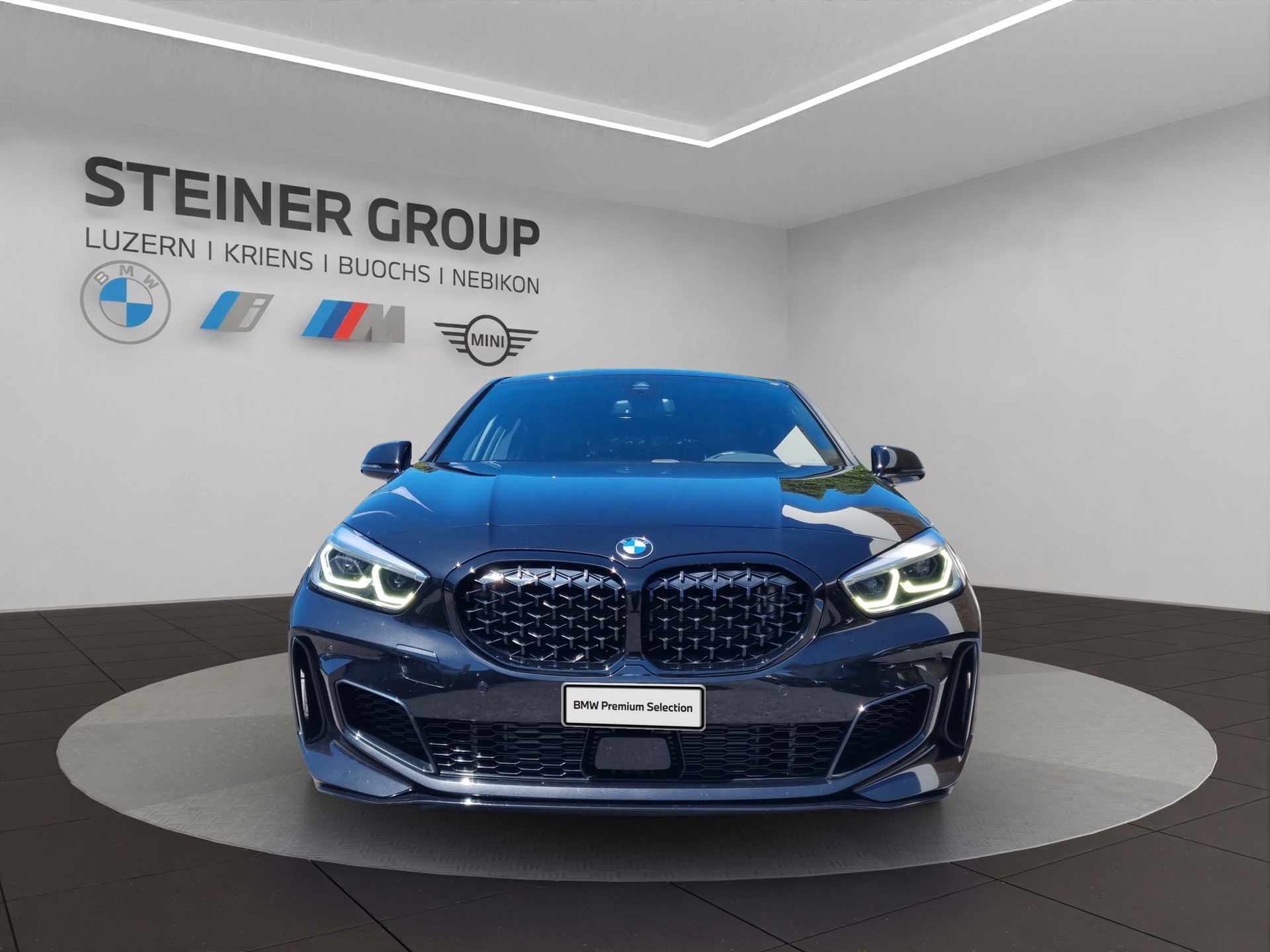 BMW M135i xDrive Steptronic-showroom-element-1