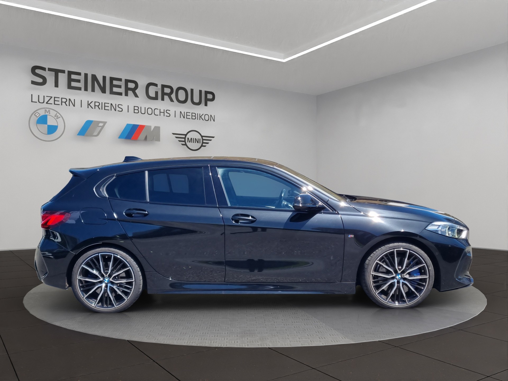 BMW M135i xDrive Steptronic-showroom-element-3