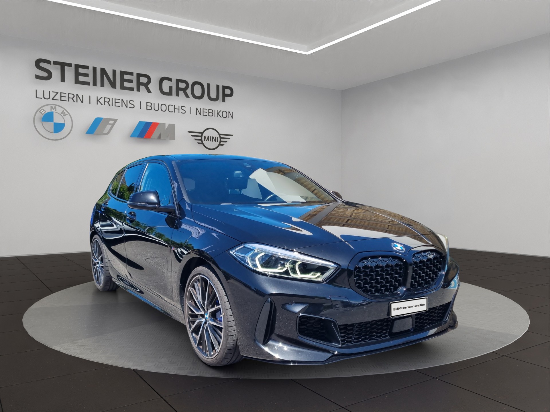 BMW M135i xDrive Steptronic-showroom-element-2