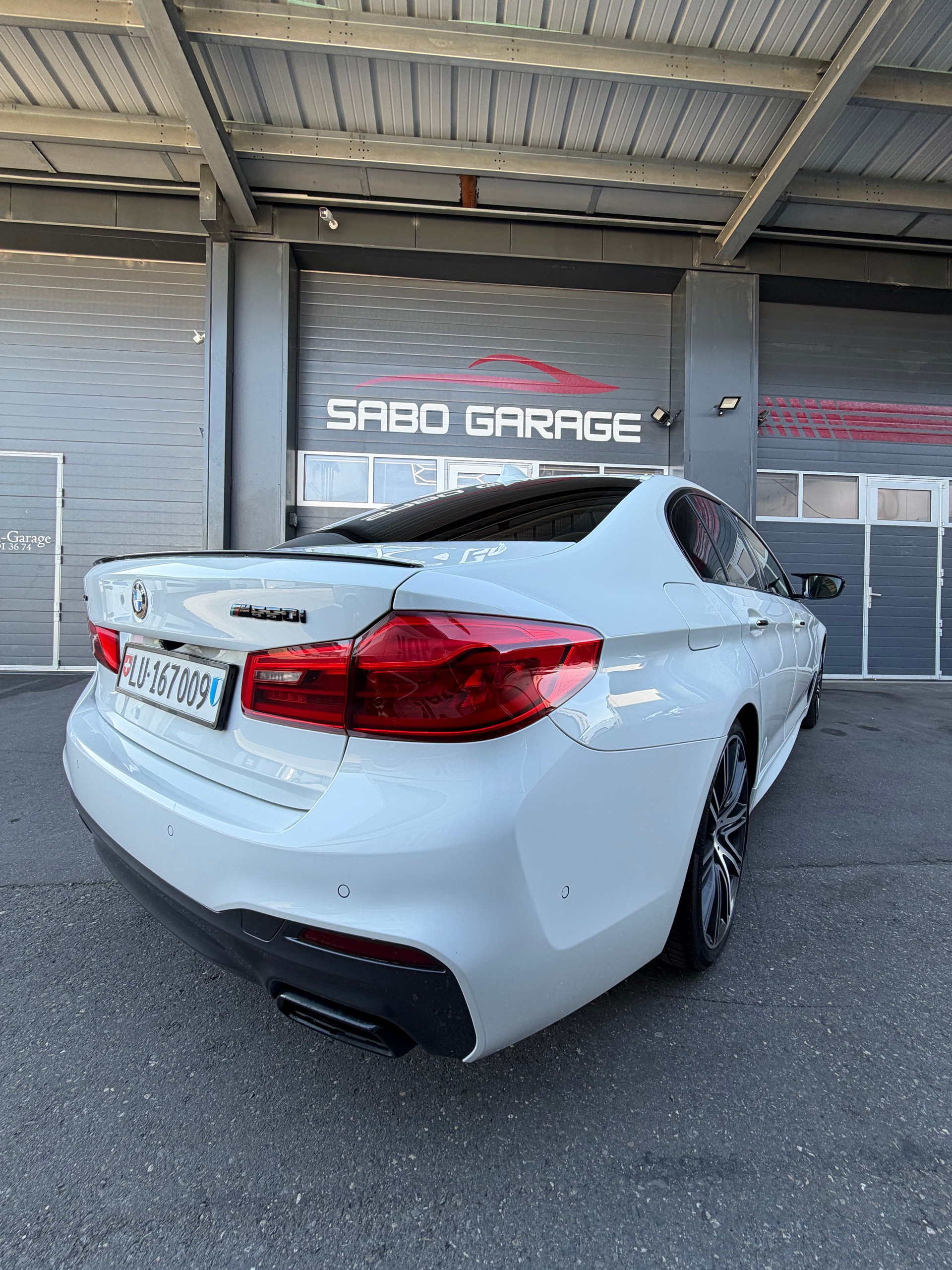 BMW Serie 5 G30 M550i xDrive-showroom-element-3